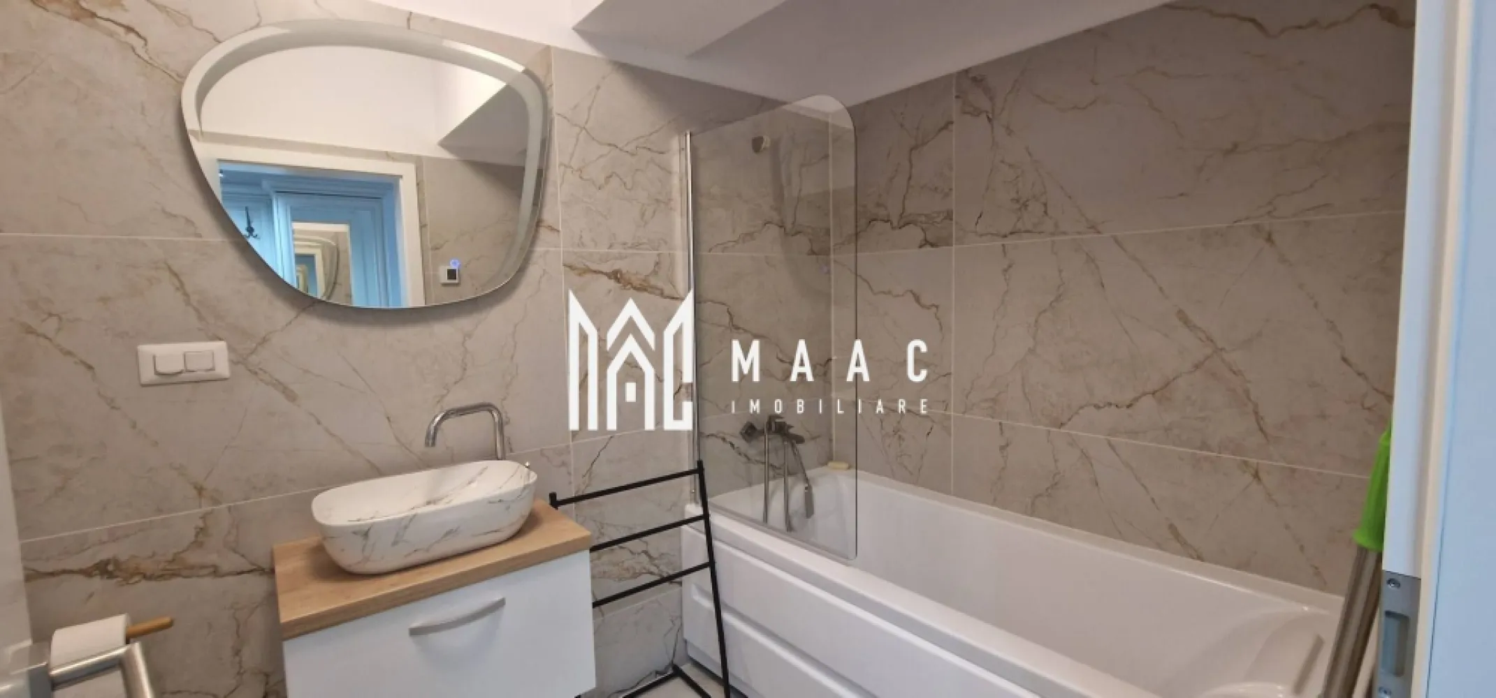 Apartament 2 camere | Etaj 1 | Parcare | Balcon | Doamna Stanca - MAAC Imobiliare vă propune spre închiriere un apartament modern cu 2 camere, situat pe Doamna Stanca, într-o zonă accesibilă și în continuă dezvoltare din Sibiu.

Locuința este situată la etajul 1 și oferă un spațiu bine compartimentat, ideal pentru un cuplu sau pentru persoane care își doresc confort și acces rapid către principalele puncte de interes ale orașului.

Detalii apartament
Suprafață utilă: 57 mp
Etaj: 1
Terasă: 12 mp
2 locuri de parcare incluse
Compartimentare:
hol
living cu bucătărie open-space
dormitor
dressing
baie
Dotări și beneficii
Complet mobilat și utilat
Dressing separat
Terasă generoasă
Spațiu luminos și eficient compartimentat
2 locuri de parcare aferente apartamentului
Zonă liniștită și acces facil
Avantaje locație
Zona Doamna Stanca – Sibiu
Aproape de:
Shopping City Sibiu
supermarketuri și magazine
farmacii
stații de autobuz
zone comerciale
Acces rapid către centrul orașului și zona industrială Vest
Condiții închiriere
Chirie: 500 euro/lună + utilități

Pentru mai multe informații sau pentru a programa o vizionare, nu ezitați să ne contactați, specificand ID: CP3117743