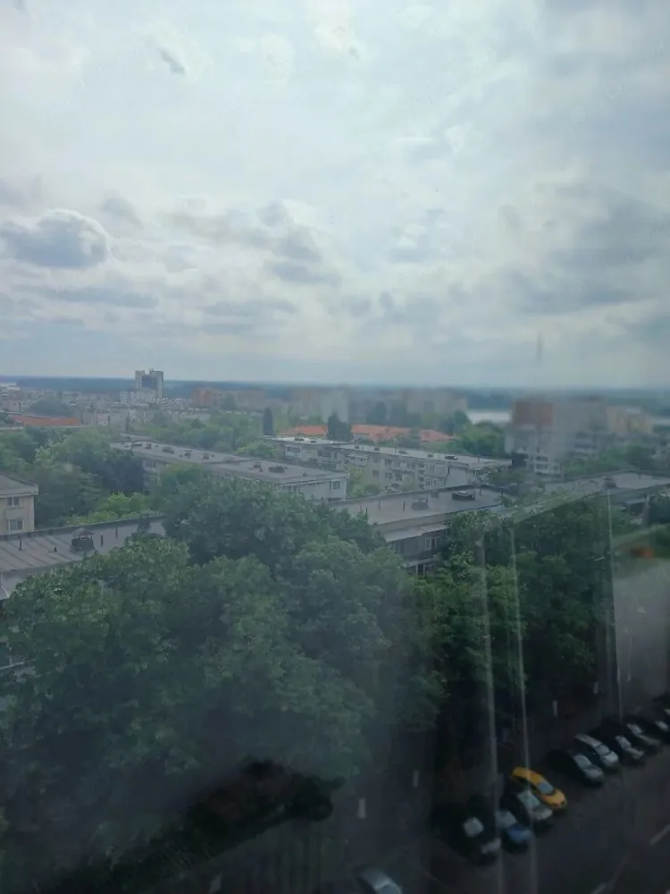 De inchiriat apartament 2 camere Mazepa 2, et. 9, 350 euro - Se ofera spre închiriere un apartament cu 2 camere, situat în cartierul Mazepa 2, la doar câteva minute de Faleza Dunării, într-o zonă apreciată pentru liniște, accesibilitate și proximitatea față de punctele de interes ale orașului.
Apartamentul este complet mobilat și utilat, pregătit pentru mutare imediată, fiind ideal pentru un cuplu, o persoană activă sau o familie care își dorește confort și o locație excelentă.
Dotări și beneficii:
- centrală termică proprie;
- racord individual la apă;
- filtru pentru apă;
- mobilier și electrocasnice necesare;
- zonă liniștită și bine întreținută;
- acces rapid către faleză, magazine, farmacii, școli și mijloace de transport.
Apartamentul oferă un ambient plăcut și funcțional, fiind o alegere foarte bună pentru cei care caută confort și o poziționare excelentă în oraș.
La incheierea contractului de inchiriere chiriasul va achita prima chirie, ogarantie egala cu o chirie si comisionul agentiei imobiliare.
Pentru informații suplimentare și programarea unei vizionări, vă rog să mă contactați 0741.030.291 Marilena.