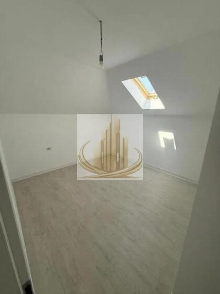 Duplex modern, 4 cam, 2 bai | 120 mp utili | Teren 336 mp | 2 fronturi - Echipa Grand Mobilis Imobiliare vă propune spre vânzare o proprietate modernă și elegantă, tip duplex, ideală pentru o familie care își dorește confort, spațiu și intimitate, într-o zonă liniștită, dar foarte bine conectată la facilitățile orașului.

Locuința este nouă, nu a mai fost locuită și impresionează prin finisajele moderne, compartimentarea practică și atmosfera luminoasă și primitoare.

Proprietatea beneficiază de o suprafață utilă de 120 mp și este amplasată pe un teren generos de 336 mp, având un avantaj rar întâlnit — 2 fronturi stradale, aspect ce oferă acces facil și un plus important de confort și versatilitate.

Compartimentarea este eficientă și bine gândită:

Parter:

hol de acces;
bucătărie;
living spațios și luminos;
baie cu duș;
spațiu de depozitare;
terasă acoperită, ideală pentru relaxare.

Etaj:

hol de tranzit;
dormitor matrimonial;
dressing;
două dormitoare suplimentare;
baie cu cadă.

Curtea este complet împrejmuită și dispune de acces auto, proprietatea beneficiind de 2 locuri de parcare.

Un alt avantaj important îl reprezintă faptul că strada pe care este amplasată proprietatea face parte din programul de asfaltare din acest an, urmând ca până la finalul anului accesul să fie complet asfaltat.

Poziționarea completează perfect avantajele acestei proprietăți, zona fiind una liniștită și apreciată, cu acces rapid către toate punctele de interes:

magazine și supermarketuri;
restaurante și cafenele;
școală și grădiniță;
parcuri și zone verzi;
mijloace de transport în comun;
acces facil către principalele artere ale orașului.

Această proprietate reprezintă alegerea ideală pentru cei care își doresc un cămin modern, spațios și pregătit pentru mutare imediată, într-o zonă aflată în continuă dezvoltare și cu un excelent potențial pe termen lung.

Pentru mai multe detali sau programarea unei vizionari, echipa Grand Mobilis Imobiliare va sta la dispozitie!
ID Intern: CP3118071