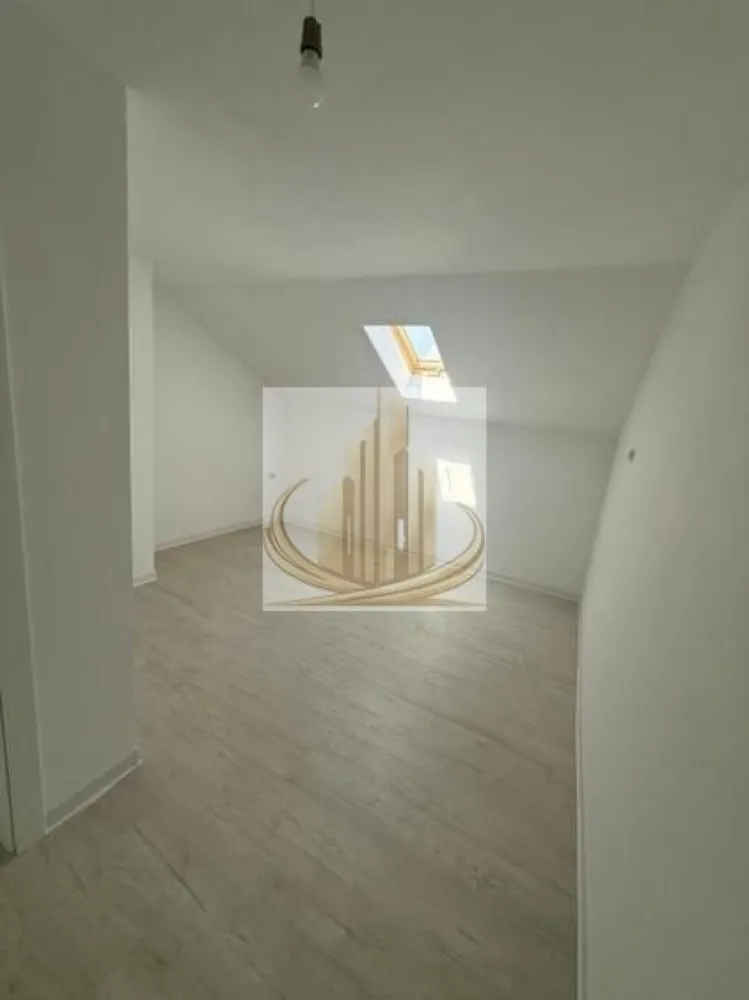 Duplex modern, 4 cam, 2 bai | 120 mp utili | Teren 336 mp | 2 fronturi - Echipa Grand Mobilis Imobiliare vă propune spre vânzare o proprietate modernă și elegantă, tip duplex, ideală pentru o familie care își dorește confort, spațiu și intimitate, într-o zonă liniștită, dar foarte bine conectată la facilitățile orașului.

Locuința este nouă, nu a mai fost locuită și impresionează prin finisajele moderne, compartimentarea practică și atmosfera luminoasă și primitoare.

Proprietatea beneficiază de o suprafață utilă de 120 mp și este amplasată pe un teren generos de 336 mp, având un avantaj rar întâlnit — 2 fronturi stradale, aspect ce oferă acces facil și un plus important de confort și versatilitate.

Compartimentarea este eficientă și bine gândită:

Parter:

hol de acces;
bucătărie;
living spațios și luminos;
baie cu duș;
spațiu de depozitare;
terasă acoperită, ideală pentru relaxare.

Etaj:

hol de tranzit;
dormitor matrimonial;
dressing;
două dormitoare suplimentare;
baie cu cadă.

Curtea este complet împrejmuită și dispune de acces auto, proprietatea beneficiind de 2 locuri de parcare.

Un alt avantaj important îl reprezintă faptul că strada pe care este amplasată proprietatea face parte din programul de asfaltare din acest an, urmând ca până la finalul anului accesul să fie complet asfaltat.

Poziționarea completează perfect avantajele acestei proprietăți, zona fiind una liniștită și apreciată, cu acces rapid către toate punctele de interes:

magazine și supermarketuri;
restaurante și cafenele;
școală și grădiniță;
parcuri și zone verzi;
mijloace de transport în comun;
acces facil către principalele artere ale orașului.

Această proprietate reprezintă alegerea ideală pentru cei care își doresc un cămin modern, spațios și pregătit pentru mutare imediată, într-o zonă aflată în continuă dezvoltare și cu un excelent potențial pe termen lung.

Pentru mai multe detali sau programarea unei vizionari, echipa Grand Mobilis Imobiliare va sta la dispozitie!
ID Intern: CP3118071
