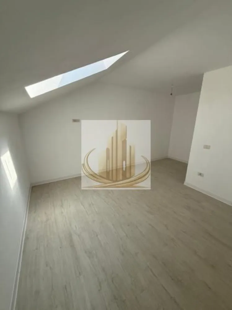 Duplex modern, 4 cam, 2 bai | 120 mp utili | Teren 336 mp | 2 fronturi - Echipa Grand Mobilis Imobiliare vă propune spre vânzare o proprietate modernă și elegantă, tip duplex, ideală pentru o familie care își dorește confort, spațiu și intimitate, într-o zonă liniștită, dar foarte bine conectată la facilitățile orașului.

Locuința este nouă, nu a mai fost locuită și impresionează prin finisajele moderne, compartimentarea practică și atmosfera luminoasă și primitoare.

Proprietatea beneficiază de o suprafață utilă de 120 mp și este amplasată pe un teren generos de 336 mp, având un avantaj rar întâlnit — 2 fronturi stradale, aspect ce oferă acces facil și un plus important de confort și versatilitate.

Compartimentarea este eficientă și bine gândită:

Parter:

hol de acces;
bucătărie;
living spațios și luminos;
baie cu duș;
spațiu de depozitare;
terasă acoperită, ideală pentru relaxare.

Etaj:

hol de tranzit;
dormitor matrimonial;
dressing;
două dormitoare suplimentare;
baie cu cadă.

Curtea este complet împrejmuită și dispune de acces auto, proprietatea beneficiind de 2 locuri de parcare.

Un alt avantaj important îl reprezintă faptul că strada pe care este amplasată proprietatea face parte din programul de asfaltare din acest an, urmând ca până la finalul anului accesul să fie complet asfaltat.

Poziționarea completează perfect avantajele acestei proprietăți, zona fiind una liniștită și apreciată, cu acces rapid către toate punctele de interes:

magazine și supermarketuri;
restaurante și cafenele;
școală și grădiniță;
parcuri și zone verzi;
mijloace de transport în comun;
acces facil către principalele artere ale orașului.

Această proprietate reprezintă alegerea ideală pentru cei care își doresc un cămin modern, spațios și pregătit pentru mutare imediată, într-o zonă aflată în continuă dezvoltare și cu un excelent potențial pe termen lung.

Pentru mai multe detali sau programarea unei vizionari, echipa Grand Mobilis Imobiliare va sta la dispozitie!
ID Intern: CP3118071