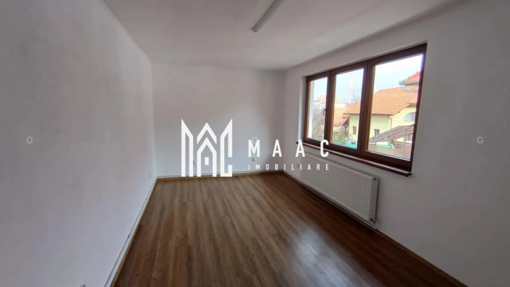 Spatiu de Birouri | 130MPU | 6 loc Parcare | Turnișor - MAAC Imobiliare vă propune spre închiriere un etaj întreg al unei case, ideal pentru activități de birouri, clinică, firmă de servicii, IT, consultanță sau alte activități comerciale. Compartimentare și suprafețe: Etaj: 130 mp – 4 camere tip birou, hol generos, 1 grup sanitar, bucătărie Demisol: 10 mp – o cameră (ideală pentru arhivă/depozitare) Parcare exclusivă: 250 mp 6 locuri de parcare Suprafață teren: 350 mp Caracteristici și dotări: Aviz ISU Schimbare de destinație în spațiu comercial Certificat energetic: clasa D Regim de înălțime: D + P + 1E Aer condiționat Centrală proprie Dulap pentru aparatură internet / IT Spațiu bine compartimentat, luminos și funcțional Proprietatea oferă vizibilitate, acces facil și multiple locuri de parcare, fiind o soluție excelentă pentru companii care își doresc un sediu reprezentativ într-o clădire independentă. Pentru mai multe informații și programarea unei vizionări, vă stăm la dispoziție și vă rugăm să specificați CP2880559. }}