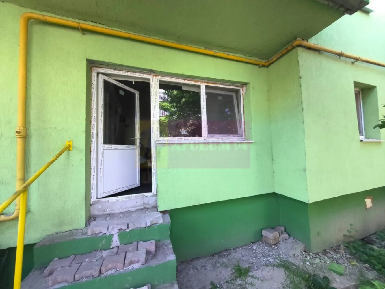 Garsonieră la preț foarte bun la 15 minute de București - 1 Decembrie - Vă oferim o garsonieră confort 1, 37mp situată la parterul unui bloc construcție 1989 în localitatea 1 Decembrie din Ilfov, la 10-15 minute sud de București. Garsoniera nu are îmbunătățiri, nu este racordată la gaz dar se poate racorda, conducta de gaz trecând chiar pe lângă garsonieră. Accesul în garsonieră se poate face atât din scara blocului câr și direct din curtea blocului, având posibilitatea de a face demersurile pentru a folosi această garsonieră pentru spațiu comercial sau pentru un cabinet. Blocul este anvelopat. Garsoniera se află pe strada Tudor Arghezi din localitatea 1 Decembrie, aproape de strada Gloriei. Pentru mai multe detalii și programarea de vizionări nu ezitați să mă contactați, Daniel, Apulum94.