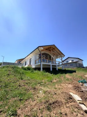 Vilă chalet modern cu perete panoramic de sticlă - Livezeni, Mureș