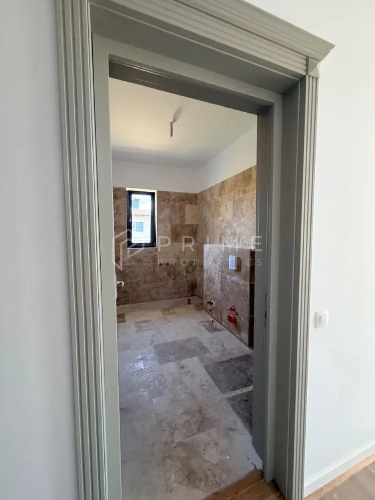 Vilă chalet modern cu perete panoramic de sticlă - Livezeni, Mureș - Vă prezentăm la vânzare o casă individuală cu design chalet contemporan, situată într-un cartier rezidențial aerisit din Livezeni, județul Mureș. Construcția impresionează prin peretele panoramic de sticlă pe toată înălțimea șarpantei, care inundă livingul cu lumină naturală și oferă o priveliște deschisă spre dealurile împrejmuitoare.
Planul interior se desfășoară pe un singur nivel, cu o configurație gândită pentru confort și funcționalitate: 
bucătărie cu living open-space, trei dormitoare generoase, două băi, dressing și cămară. 
Terasa acoperită de 25 m², cu balustradă din sticlă și lemn, prelungește natural spațiul de locuit spre exterior.
Podul este podit și poate fi utilizat ca spațiu de depozitare suplimentar, un avantaj rar în construcțiile noi.
Izolație superioară · eficiență energetică ridicată
Exterior termoizolat cu polistiren expandat de 15 cm; interior izolat cu spumă poliuretanică aplicată în strat continuu — eliminarea punților termice și consum redus de energie pe tot parcursul anului.
Proprietatea se vinde la stadiu finisat.

La Prime Properties, fiecare tranzacție înseamnă mai mult decât o simplă achiziție. Este un proces complet, în care colaborăm cu cei mai buni profesioniști: notari, avocați, designeri, arhitecți, evaluatori, specialiști în certificate energetice, consultanți de credite imobiliare.
Astfel, atunci când alegi o proprietate prin noi, primești la pachet și siguranță, transparență și servicii impecabile pe tot parcursul drumului tău către casa ideală.
Ne dedicăm 100% fiecărui client, iar asta se reflectă în rezultate și în încrederea pe care o primim înapoi prin recomandările lor.
Proprietatea aceasta nu se potrivește exact nevoilor tale?
Lasă-ne să îți găsim alternativa potrivită. Agentul nostru îți va oferi soluții avantajoase și adaptate stilului tău de viață.
📞 Contactează-ne astăzi. Până acum nu am dezamăgit niciun client și nu vom începe cu tine.
Comision 0% pentru cumpărători