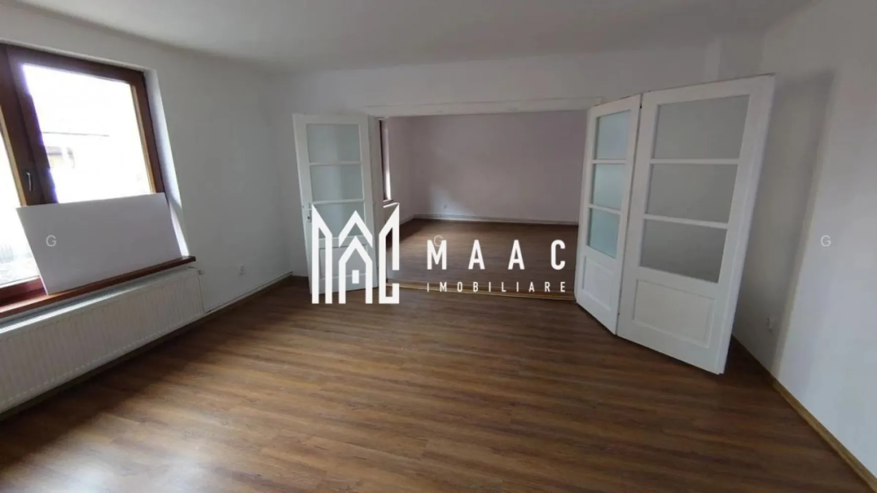 Spatiu de Birouri | 130MPU | 6 loc Parcare | Turnișor - MAAC Imobiliare vă propune spre închiriere un etaj întreg al unei case, ideal pentru activități de birouri, clinică, firmă de servicii, IT, consultanță sau alte activități comerciale. Compartimentare și suprafețe: Etaj: 130 mp – 4 camere tip birou, hol generos, 1 grup sanitar, bucătărie Demisol: 10 mp – o cameră (ideală pentru arhivă/depozitare) Parcare exclusivă: 250 mp 6 locuri de parcare Suprafață teren: 350 mp Caracteristici și dotări: Aviz ISU Schimbare de destinație în spațiu comercial Certificat energetic: clasa D Regim de înălțime: D + P + 1E Aer condiționat Centrală proprie Dulap pentru aparatură internet / IT Spațiu bine compartimentat, luminos și funcțional Proprietatea oferă vizibilitate, acces facil și multiple locuri de parcare, fiind o soluție excelentă pentru companii care își doresc un sediu reprezentativ într-o clădire independentă. Pentru mai multe informații și programarea unei vizionări, vă stăm la dispoziție și vă rugăm să specificați CP2880559. }}