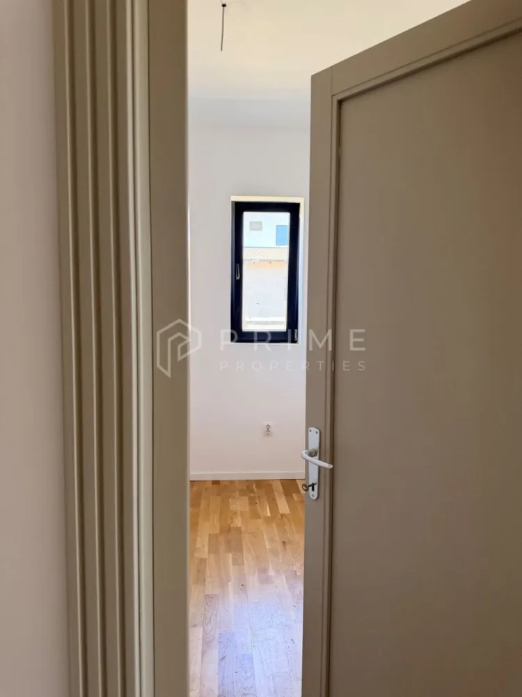 Vilă chalet modern cu perete panoramic de sticlă - Livezeni, Mureș - Vă prezentăm la vânzare o casă individuală cu design chalet contemporan, situată într-un cartier rezidențial aerisit din Livezeni, județul Mureș. Construcția impresionează prin peretele panoramic de sticlă pe toată înălțimea șarpantei, care inundă livingul cu lumină naturală și oferă o priveliște deschisă spre dealurile împrejmuitoare.
Planul interior se desfășoară pe un singur nivel, cu o configurație gândită pentru confort și funcționalitate: 
bucătărie cu living open-space, trei dormitoare generoase, două băi, dressing și cămară. 
Terasa acoperită de 25 m², cu balustradă din sticlă și lemn, prelungește natural spațiul de locuit spre exterior.
Podul este podit și poate fi utilizat ca spațiu de depozitare suplimentar, un avantaj rar în construcțiile noi.
Izolație superioară · eficiență energetică ridicată
Exterior termoizolat cu polistiren expandat de 15 cm; interior izolat cu spumă poliuretanică aplicată în strat continuu — eliminarea punților termice și consum redus de energie pe tot parcursul anului.
Proprietatea se vinde la stadiu finisat.

La Prime Properties, fiecare tranzacție înseamnă mai mult decât o simplă achiziție. Este un proces complet, în care colaborăm cu cei mai buni profesioniști: notari, avocați, designeri, arhitecți, evaluatori, specialiști în certificate energetice, consultanți de credite imobiliare.
Astfel, atunci când alegi o proprietate prin noi, primești la pachet și siguranță, transparență și servicii impecabile pe tot parcursul drumului tău către casa ideală.
Ne dedicăm 100% fiecărui client, iar asta se reflectă în rezultate și în încrederea pe care o primim înapoi prin recomandările lor.
Proprietatea aceasta nu se potrivește exact nevoilor tale?
Lasă-ne să îți găsim alternativa potrivită. Agentul nostru îți va oferi soluții avantajoase și adaptate stilului tău de viață.
📞 Contactează-ne astăzi. Până acum nu am dezamăgit niciun client și nu vom începe cu tine.
Comision 0% pentru cumpărători