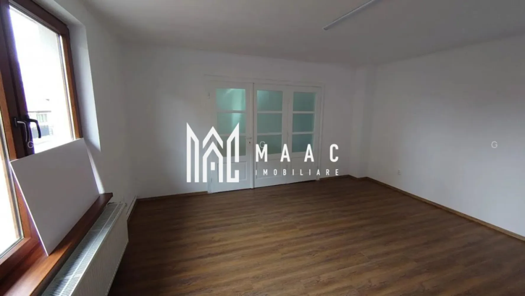 Spatiu de Birouri | 130MPU | 6 loc Parcare | Turnișor - MAAC Imobiliare vă propune spre închiriere un etaj întreg al unei case, ideal pentru activități de birouri, clinică, firmă de servicii, IT, consultanță sau alte activități comerciale. Compartimentare și suprafețe: Etaj: 130 mp – 4 camere tip birou, hol generos, 1 grup sanitar, bucătărie Demisol: 10 mp – o cameră (ideală pentru arhivă/depozitare) Parcare exclusivă: 250 mp 6 locuri de parcare Suprafață teren: 350 mp Caracteristici și dotări: Aviz ISU Schimbare de destinație în spațiu comercial Certificat energetic: clasa D Regim de înălțime: D + P + 1E Aer condiționat Centrală proprie Dulap pentru aparatură internet / IT Spațiu bine compartimentat, luminos și funcțional Proprietatea oferă vizibilitate, acces facil și multiple locuri de parcare, fiind o soluție excelentă pentru companii care își doresc un sediu reprezentativ într-o clădire independentă. Pentru mai multe informații și programarea unei vizionări, vă stăm la dispoziție și vă rugăm să specificați CP2880559. }}