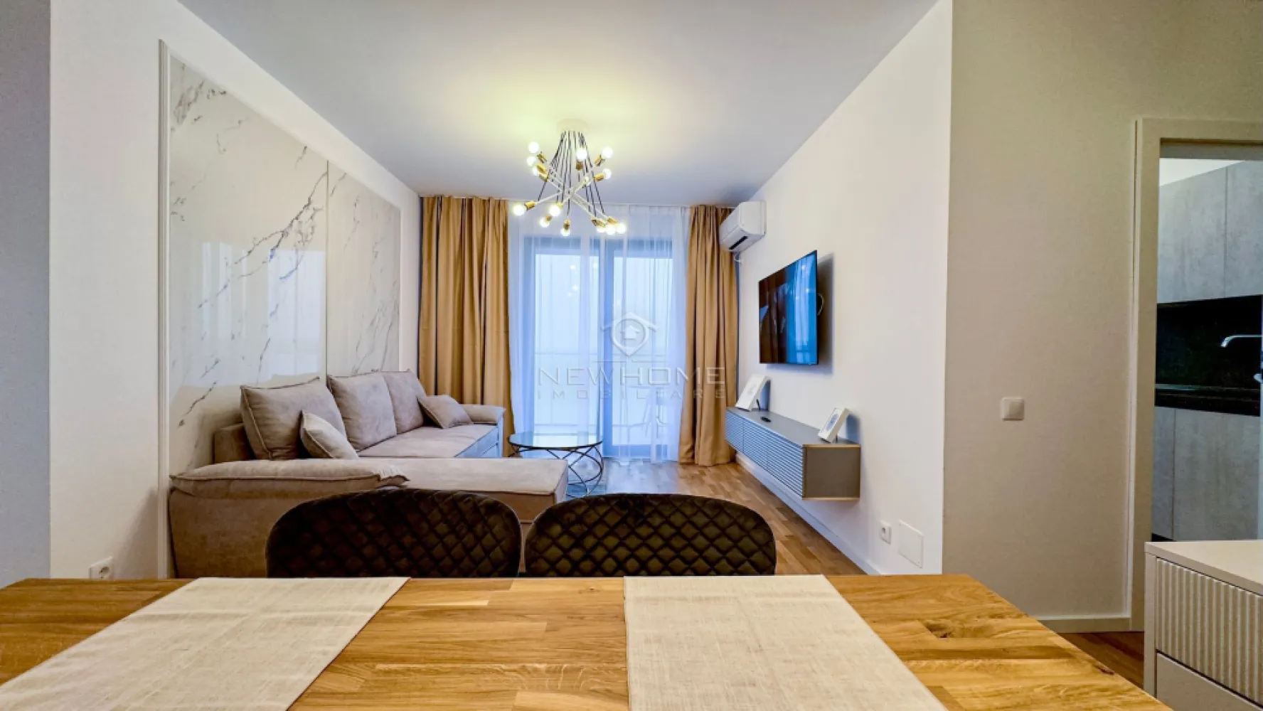 Apartament 3 camere, Parcare, zona Iulius Mall Park Lake - NewHOME imobiliare ofera spre vanzare apartament modern cu 3 camere semidecomandat, in ansamblul rezidential Park Lake, zona Iulius Mall. Apartamentul dispune de o suprafata utila de 67 mp + 8 mp balcon, amplasat la etajul 9 din 10 al unui imobil nou finalizat in anul 2023. Pozitionarea sa ofera sansa de a va bucura in fiecare zi de o panorama superba deasupra lacului Gheorgheni. Compartimentat astfel: hol, living, bucatarie, 2 dormitoare, 2 bai, balcon, optional loc de PARCARE subteran pretul de 20.000 euro. Pentru confortul Dvs. se vinde complet mobilat/utilat, dotat cu centrala termica proprie, AER conditionat, electrocasnice de calitate, masina de spalat haine, plita, hota, cuptor electric, frigider, TV. etc. Avand in vedere poziția si avantajele zonei este una de interes maxim, datorita pozitionarii fiind in apropiere de Iulius Mall, Porsche Engineering, facultatea FSEGA, Business centre, Iulius Park, etc. Pentru mai multe informatii si pentru a programa o vizionare, contactati-ne cu incredere!