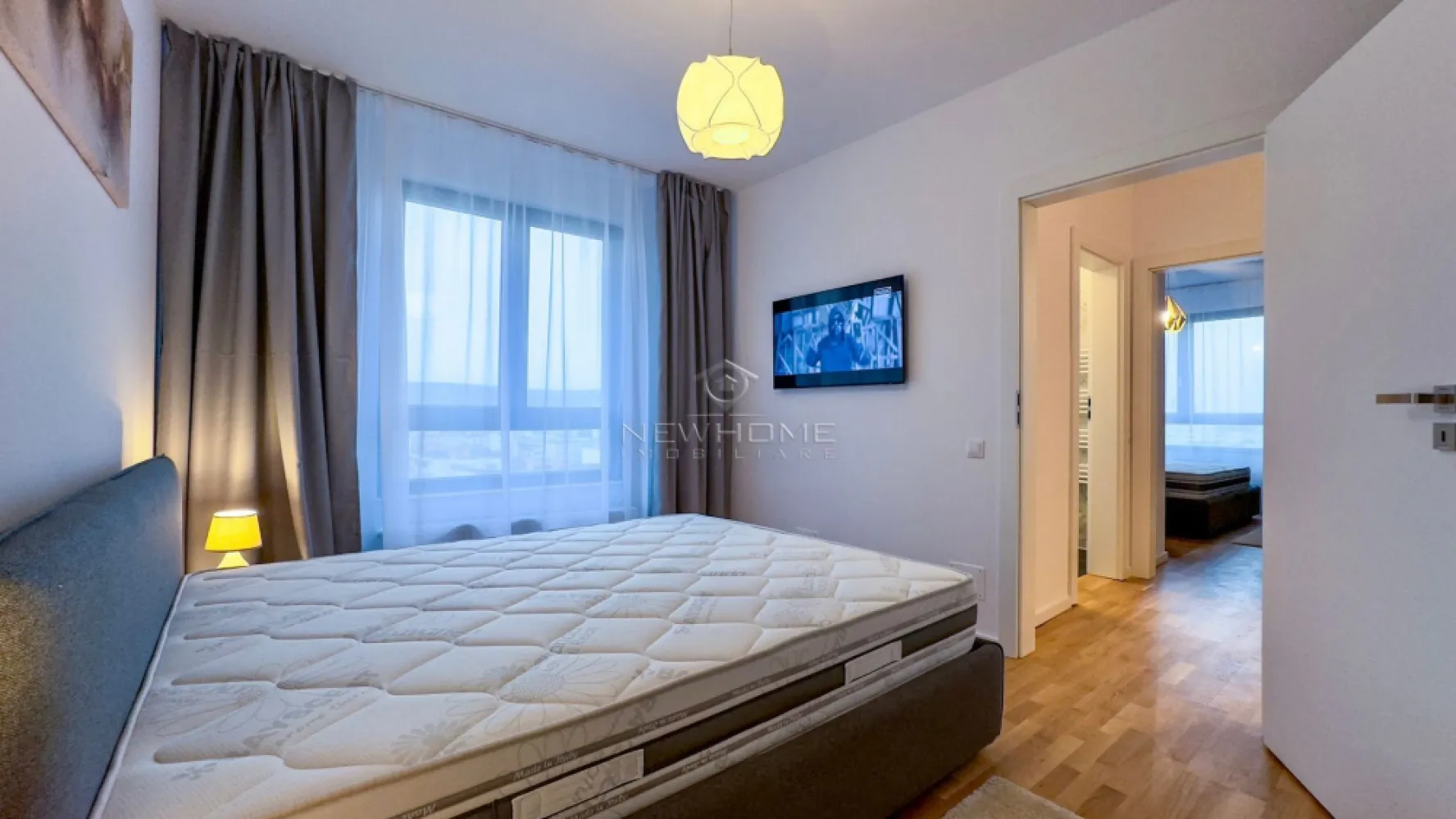 Apartament 3 camere, Parcare, zona Iulius Mall Park Lake - NewHOME imobiliare ofera spre vanzare apartament modern cu 3 camere semidecomandat, in ansamblul rezidential Park Lake, zona Iulius Mall. Apartamentul dispune de o suprafata utila de 67 mp + 8 mp balcon, amplasat la etajul 9 din 10 al unui imobil nou finalizat in anul 2023. Pozitionarea sa ofera sansa de a va bucura in fiecare zi de o panorama superba deasupra lacului Gheorgheni. Compartimentat astfel: hol, living, bucatarie, 2 dormitoare, 2 bai, balcon, optional loc de PARCARE subteran pretul de 20.000 euro. Pentru confortul Dvs. se vinde complet mobilat/utilat, dotat cu centrala termica proprie, AER conditionat, electrocasnice de calitate, masina de spalat haine, plita, hota, cuptor electric, frigider, TV. etc. Avand in vedere poziția si avantajele zonei este una de interes maxim, datorita pozitionarii fiind in apropiere de Iulius Mall, Porsche Engineering, facultatea FSEGA, Business centre, Iulius Park, etc. Pentru mai multe informatii si pentru a programa o vizionare, contactati-ne cu incredere!