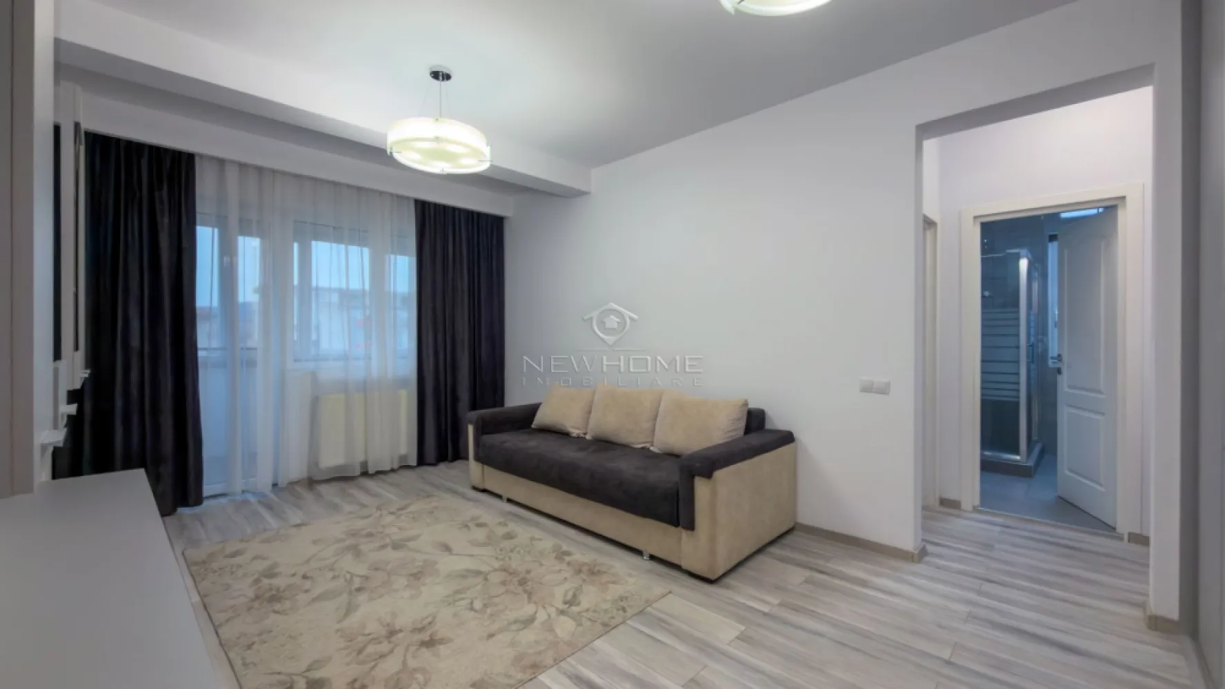 Apartament modern 2 camere de vanzare, Floresti - NewHOME Imobiliare ofera in EXCLUSIVITATE spre vanzare apartament modern cu 2 camere, decomandat, amplasat la etajul 1 al unui imobil pe 3 nivele, constrult in anul 2018. Situat pe Str. Sesul de Sus, Floresti, zonă linistita cu multe spatii verzi.
Apartamentul dispune de suprafata totala de 60 mp. 
Compartimentat astfel: 
-hol
-bucatarie inchisa
-living cu iesire pe balconul
-dormitor cu iesire pe balcon
-baie cu geam
-1 balcon 6 mp. inchis 
-1 balcon 5 mp. deschis
Pentru confortul Dvs. se vinde complet mobilat si utilat cum se vede in poze, dotat cu centrala termica proprie, electrocasnice de calitate. 
Apartamentul este in aproapiere de mai multe puncte de interes: Magazine alimentare, stație de autobuz, farmacii, etc.
Pentru mai multe informatii si pentru a programa o vizionare, contactati-ne cu incredere!