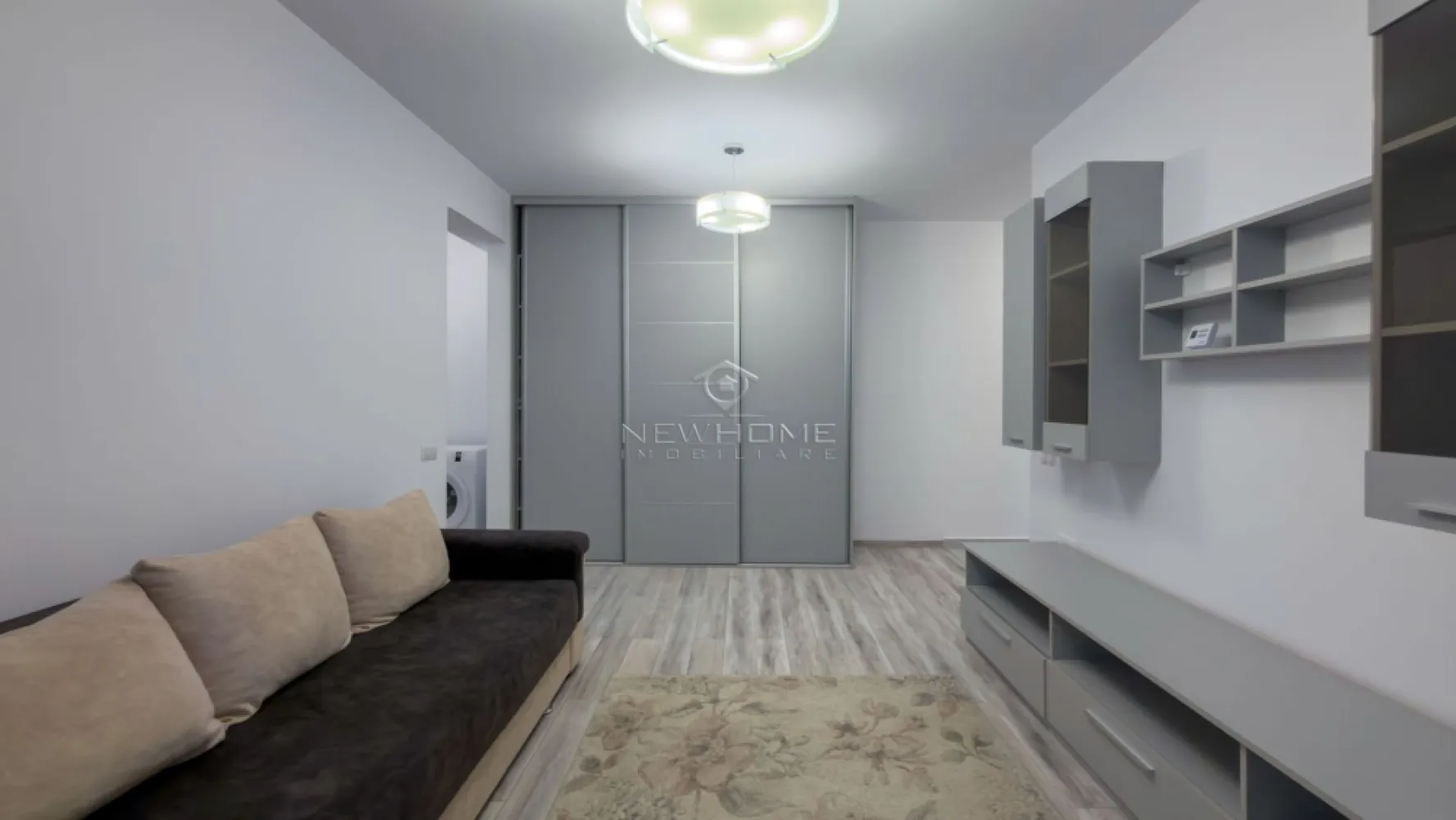 Apartament modern 2 camere de vanzare, Floresti - NewHOME Imobiliare ofera in EXCLUSIVITATE spre vanzare apartament modern cu 2 camere, decomandat, amplasat la etajul 1 al unui imobil pe 3 nivele, constrult in anul 2018. Situat pe Str. Sesul de Sus, Floresti, zonă linistita cu multe spatii verzi.
Apartamentul dispune de suprafata totala de 60 mp. 
Compartimentat astfel: 
-hol
-bucatarie inchisa
-living cu iesire pe balconul
-dormitor cu iesire pe balcon
-baie cu geam
-1 balcon 6 mp. inchis 
-1 balcon 5 mp. deschis
Pentru confortul Dvs. se vinde complet mobilat si utilat cum se vede in poze, dotat cu centrala termica proprie, electrocasnice de calitate. 
Apartamentul este in aproapiere de mai multe puncte de interes: Magazine alimentare, stație de autobuz, farmacii, etc.
Pentru mai multe informatii si pentru a programa o vizionare, contactati-ne cu incredere!