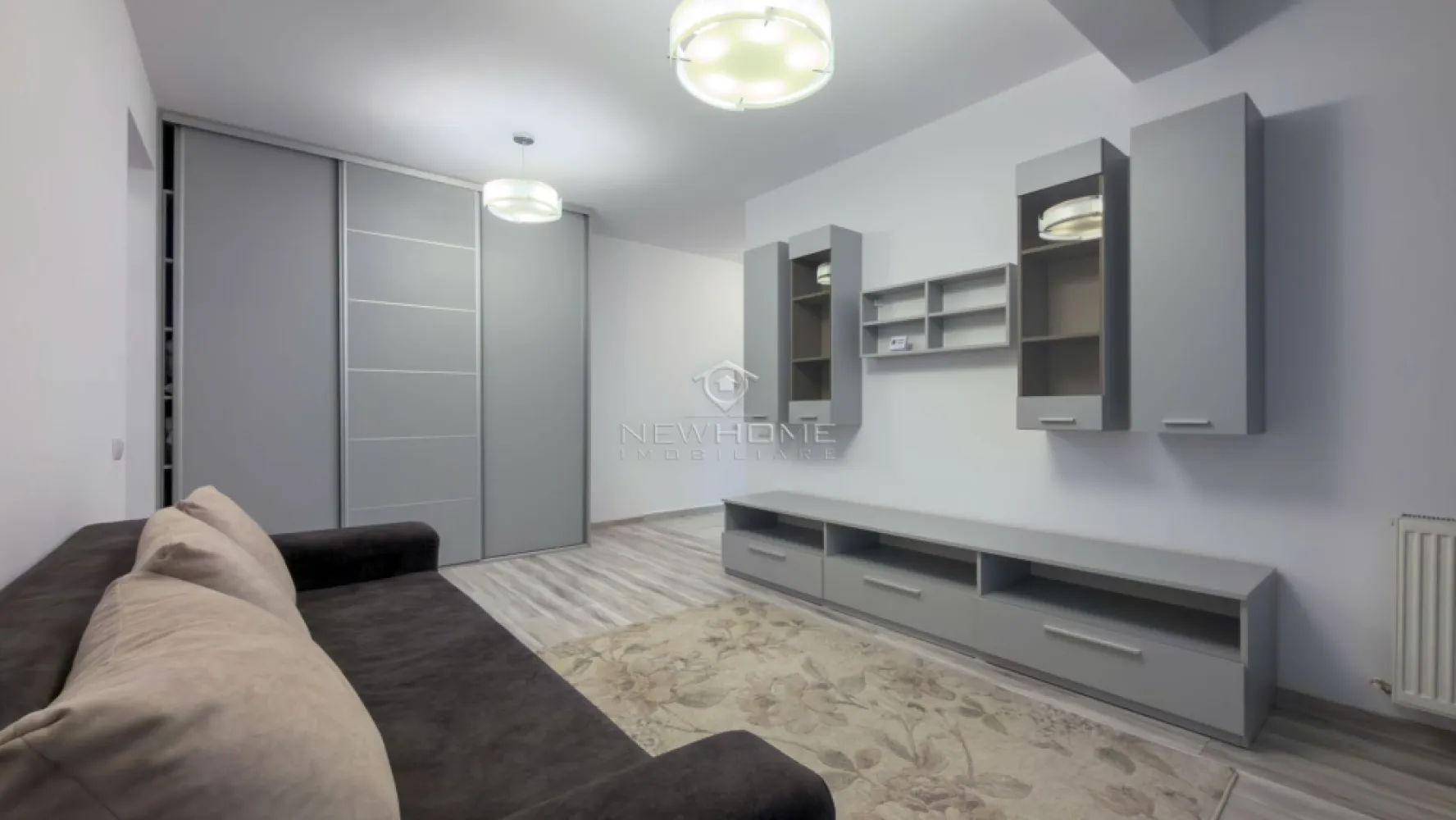 Apartament modern 2 camere de vanzare, Floresti - NewHOME Imobiliare ofera in EXCLUSIVITATE spre vanzare apartament modern cu 2 camere, decomandat, amplasat la etajul 1 al unui imobil pe 3 nivele, constrult in anul 2018. Situat pe Str. Sesul de Sus, Floresti, zonă linistita cu multe spatii verzi.
Apartamentul dispune de suprafata totala de 60 mp. 
Compartimentat astfel: 
-hol
-bucatarie inchisa
-living cu iesire pe balconul
-dormitor cu iesire pe balcon
-baie cu geam
-1 balcon 6 mp. inchis 
-1 balcon 5 mp. deschis
Pentru confortul Dvs. se vinde complet mobilat si utilat cum se vede in poze, dotat cu centrala termica proprie, electrocasnice de calitate. 
Apartamentul este in aproapiere de mai multe puncte de interes: Magazine alimentare, stație de autobuz, farmacii, etc.
Pentru mai multe informatii si pentru a programa o vizionare, contactati-ne cu incredere!