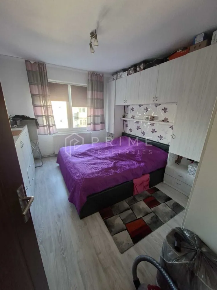 Apartament cu 3 camere, decomandat – Cartier Tudor, Zona Diamant - Vă propunem spre vânzare un apartament cu 3 camere, complet decomandat, situat în inima cartierului Tudor, în extrem de căutata zonă Diamant din Târgu Mureș. Proprietatea oferă un echilibru perfect între confortul urban și liniște, fiind amplasată în proximitatea pădurii, într-un mediu cu aer curat.

Detalii tehnice și compartimentare:

Suprafață: 68 mp, cu o compartimentare extrem de practică și spații luminoase.
Regim de înălțime: Etajul 3.
An construcție imobil: 1982.
Configurație: 3 camere decomandate de dimensiuni normale (living generos și 2 dormitoare/camere pentru copii), 2 băi, bucătărie, cămară, un hol lung dotat cu dressing mare și un balcon închis cu acces direct din living.

Dotări și mobilier incluse:
Bucătărie: Se vinde complet mobilată cu mobilier executat la comandă și utilată cu electrocasnice de calitate superioară: mașină de spălat vase Bosch (Seria 4, independentă), plită vitroceramică Electrolux încorporată și cuptor electric Hotpoint-Ariston încorporat.
Restul mobilierului: Există posibilitatea de a fi preluat parțial sau total, în funcție de preferințele și înțelegerea cu viitorul proprietar.

Localizare și facilități:
Poziționarea imobilului este ideală pentru o familie sau pentru investiție în vederea închirierii, oferind acces rapid la:
Educație: Școli, grădinițe și facultăți în apropiere.
Recreere: Locuri de joacă pentru copii, parcuri și pădurea din vecinătate pentru plimbări în natură.
Comerț și timp liber: Mall, magazine, farmacii, restaurante și terase.
Mobilitate: Acces facil la rețeaua de transport în comun.
Datorită zonei excelente, a compartimentării cu două băi și a dotărilor incluse, acest apartament reprezintă o oportunitate sigură pe piața imobiliară.

Promisiunea Prime Properties:
Vă oferim siguranță, transparență și servicii impecabile pe tot parcursul drumului către casa ideală. Dacă această proprietate nu corespunde nevoilor dumneavoastră, lăsați-ne să găsim alternativa potrivită stilului dumneavoastră de viață.

Pentru informații suplimentare și programarea unei vizionări, vă rugăm să ne contactați.