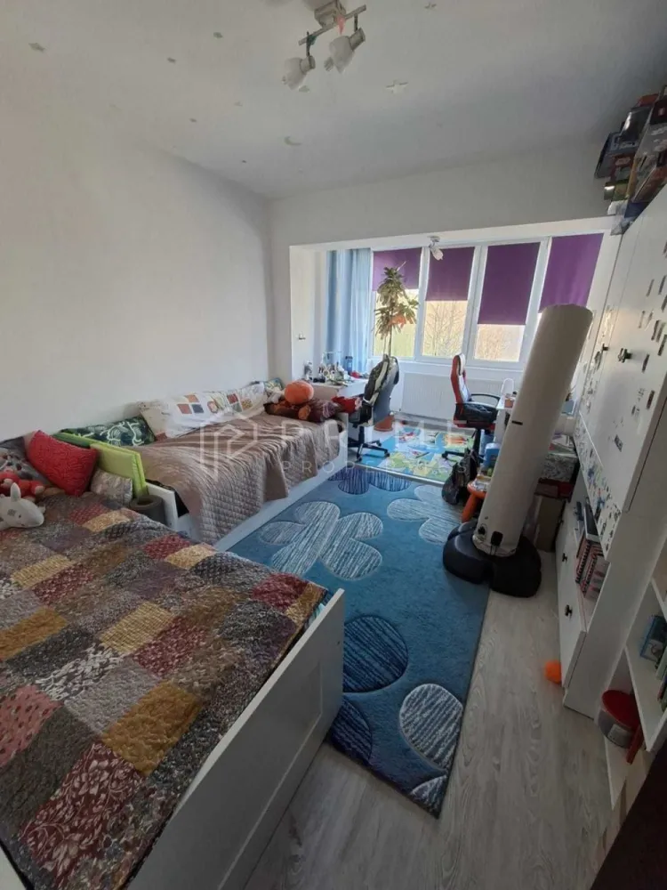 Apartament cu 3 camere, decomandat – Cartier Tudor, Zona Diamant - Vă propunem spre vânzare un apartament cu 3 camere, complet decomandat, situat în inima cartierului Tudor, în extrem de căutata zonă Diamant din Târgu Mureș. Proprietatea oferă un echilibru perfect între confortul urban și liniște, fiind amplasată în proximitatea pădurii, într-un mediu cu aer curat.

Detalii tehnice și compartimentare:

Suprafață: 68 mp, cu o compartimentare extrem de practică și spații luminoase.
Regim de înălțime: Etajul 3.
An construcție imobil: 1982.
Configurație: 3 camere decomandate de dimensiuni normale (living generos și 2 dormitoare/camere pentru copii), 2 băi, bucătărie, cămară, un hol lung dotat cu dressing mare și un balcon închis cu acces direct din living.

Dotări și mobilier incluse:
Bucătărie: Se vinde complet mobilată cu mobilier executat la comandă și utilată cu electrocasnice de calitate superioară: mașină de spălat vase Bosch (Seria 4, independentă), plită vitroceramică Electrolux încorporată și cuptor electric Hotpoint-Ariston încorporat.
Restul mobilierului: Există posibilitatea de a fi preluat parțial sau total, în funcție de preferințele și înțelegerea cu viitorul proprietar.

Localizare și facilități:
Poziționarea imobilului este ideală pentru o familie sau pentru investiție în vederea închirierii, oferind acces rapid la:
Educație: Școli, grădinițe și facultăți în apropiere.
Recreere: Locuri de joacă pentru copii, parcuri și pădurea din vecinătate pentru plimbări în natură.
Comerț și timp liber: Mall, magazine, farmacii, restaurante și terase.
Mobilitate: Acces facil la rețeaua de transport în comun.
Datorită zonei excelente, a compartimentării cu două băi și a dotărilor incluse, acest apartament reprezintă o oportunitate sigură pe piața imobiliară.

Promisiunea Prime Properties:
Vă oferim siguranță, transparență și servicii impecabile pe tot parcursul drumului către casa ideală. Dacă această proprietate nu corespunde nevoilor dumneavoastră, lăsați-ne să găsim alternativa potrivită stilului dumneavoastră de viață.

Pentru informații suplimentare și programarea unei vizionări, vă rugăm să ne contactați.