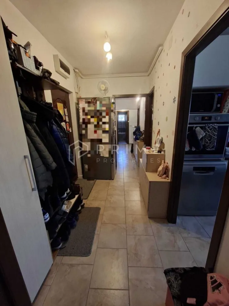 Apartament cu 3 camere, decomandat – Cartier Tudor, Zona Diamant - Vă propunem spre vânzare un apartament cu 3 camere, complet decomandat, situat în inima cartierului Tudor, în extrem de căutata zonă Diamant din Târgu Mureș. Proprietatea oferă un echilibru perfect între confortul urban și liniște, fiind amplasată în proximitatea pădurii, într-un mediu cu aer curat.

Detalii tehnice și compartimentare:

Suprafață: 68 mp, cu o compartimentare extrem de practică și spații luminoase.
Regim de înălțime: Etajul 3.
An construcție imobil: 1982.
Configurație: 3 camere decomandate de dimensiuni normale (living generos și 2 dormitoare/camere pentru copii), 2 băi, bucătărie, cămară, un hol lung dotat cu dressing mare și un balcon închis cu acces direct din living.

Dotări și mobilier incluse:
Bucătărie: Se vinde complet mobilată cu mobilier executat la comandă și utilată cu electrocasnice de calitate superioară: mașină de spălat vase Bosch (Seria 4, independentă), plită vitroceramică Electrolux încorporată și cuptor electric Hotpoint-Ariston încorporat.
Restul mobilierului: Există posibilitatea de a fi preluat parțial sau total, în funcție de preferințele și înțelegerea cu viitorul proprietar.

Localizare și facilități:
Poziționarea imobilului este ideală pentru o familie sau pentru investiție în vederea închirierii, oferind acces rapid la:
Educație: Școli, grădinițe și facultăți în apropiere.
Recreere: Locuri de joacă pentru copii, parcuri și pădurea din vecinătate pentru plimbări în natură.
Comerț și timp liber: Mall, magazine, farmacii, restaurante și terase.
Mobilitate: Acces facil la rețeaua de transport în comun.
Datorită zonei excelente, a compartimentării cu două băi și a dotărilor incluse, acest apartament reprezintă o oportunitate sigură pe piața imobiliară.

Promisiunea Prime Properties:
Vă oferim siguranță, transparență și servicii impecabile pe tot parcursul drumului către casa ideală. Dacă această proprietate nu corespunde nevoilor dumneavoastră, lăsați-ne să găsim alternativa potrivită stilului dumneavoastră de viață.

Pentru informații suplimentare și programarea unei vizionări, vă rugăm să ne contactați.