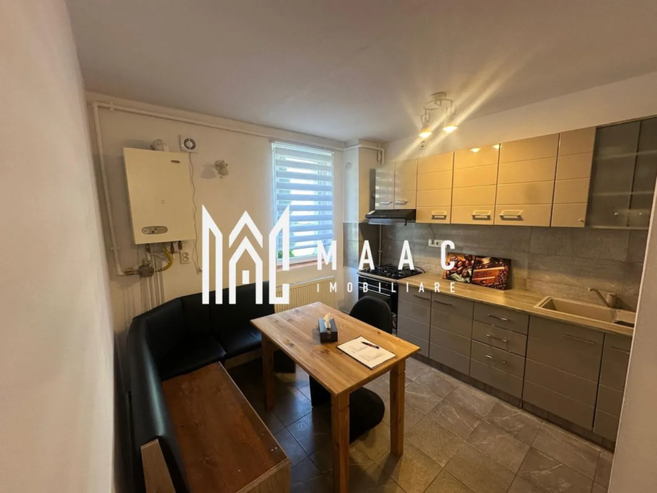 Apartament 2 camere I 54 mp I parter I Strand - Maac Imobiliare oferă spre vânzare un apartament modern și bine întreținut, situat într-una dintre cele mai apreciate zone ale Sibiului – Ștrand 1. Locuința se află la parter înalt într-un imobil construit în 2003, cu regim redus de înălțime (P+3), izolat exterior cu termosistem de 10 cm, acoperiș din țiglă și acces securizat prin interfon.

Apartamentul are o suprafață de 54 mp utili, și este compartimentat eficient astfel:

* hol de acces amenajat cu pantofar și cuier;
* living foarte spațios, ideal atât pentru relaxare cât și pentru amenajarea unei zone de dining;
* dormitor 
* bucătărie open-space;
* cămară cu acces direct din bucătărie;
* baie cu duș walk-in și rigolă;
* al doilea hol interior.

Bucătăria poate fi separată foarte ușor prin montarea unei uși, fără lucrări suplimentare de zidărie sau rigips.

Locuința a beneficiat de renovări și îmbunătățiri în anul 2022:

* uși interioare schimbate;
* parchet laminat de 10 mm;
* gresie și faianță;
* obiecte sanitare noi;
* prize și întrerupătoare Schneider;
* zugrăveli lavabile în nuanțe deschise.

Dotările apartamentului includ:

* centrală termică proprie;
* calorifere din oțel cu termostate;
* instalație electrică și termică din cupru;
* tâmplărie PVC cu geam termopan;
* ușă metalică la intrare.

Se vinde cu disponibilitate imediată și se predă parțial mobilat și utilat:

* mobilier de bucătărie realizat la comandă;
* electrocasnice încorporate: plită pe gaz, cuptor electric, hotă și frigider;
* zonă de luat masa în bucătărie;
* dormitor complet mobilat;
* baie complet amenajată.

În jurul blocului există suficiente locuri de parcare publice, atât în față cât și în spatele imobilului.

Zona este una liniștită, cu trafic redus, deoarece blocul este poziționat în plan secund față de strada principală , ceea ce oferă mai mult confort și mai puțin zgomot sau praf.

În apropiere se găsesc:

* magazine alimentare precum Trans Agape și Simpa, la câteva minute de mers pe jos;
* stații de transport public la aproximativ 250 m;
* școli și grădinițe;
* supermarketuri Kaufland și Lidl la doar câteva minute cu mașina.

Accesul către restul orașului este foarte facil, zona având mai multe căi rapide de legătură.

Apartamentul este potrivit atât pentru locuit, cât și ca investiție pentru închiriere.

Se acceptă și achiziție prin credit bancar.

Pentru mai multe detalii sau programarea unei vizionari anuntati CP 3077102