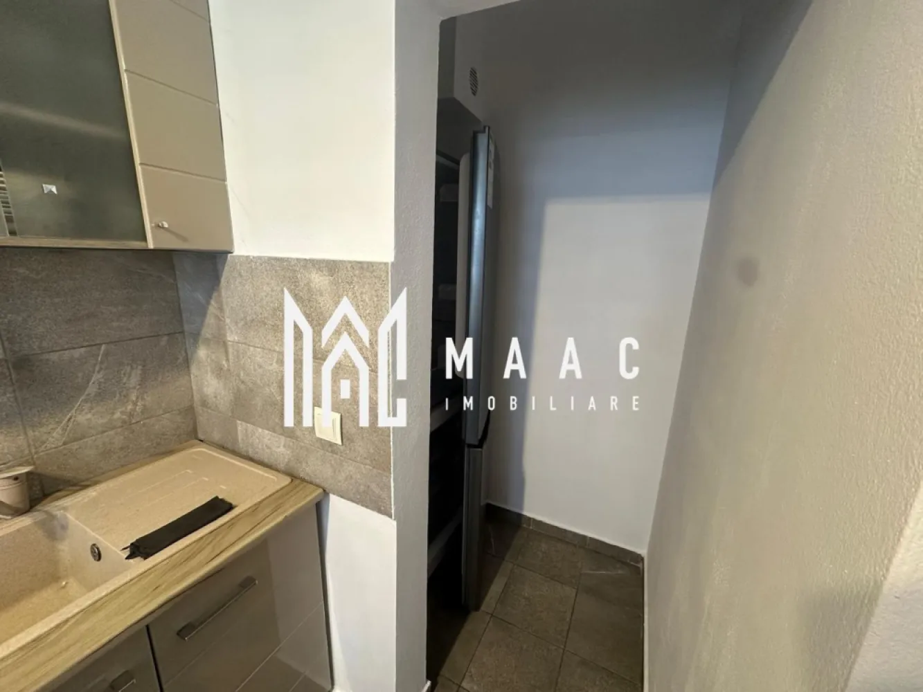 Apartament 2 camere I 54 mp I parter I Strand - Maac Imobiliare oferă spre vânzare un apartament modern și bine întreținut, situat într-una dintre cele mai apreciate zone ale Sibiului – Ștrand 1. Locuința se află la parter înalt într-un imobil construit în 2003, cu regim redus de înălțime (P+3), izolat exterior cu termosistem de 10 cm, acoperiș din țiglă și acces securizat prin interfon.

Apartamentul are o suprafață de 54 mp utili, și este compartimentat eficient astfel:

* hol de acces amenajat cu pantofar și cuier;
* living foarte spațios, ideal atât pentru relaxare cât și pentru amenajarea unei zone de dining;
* dormitor 
* bucătărie open-space;
* cămară cu acces direct din bucătărie;
* baie cu duș walk-in și rigolă;
* al doilea hol interior.

Bucătăria poate fi separată foarte ușor prin montarea unei uși, fără lucrări suplimentare de zidărie sau rigips.

Locuința a beneficiat de renovări și îmbunătățiri în anul 2022:

* uși interioare schimbate;
* parchet laminat de 10 mm;
* gresie și faianță;
* obiecte sanitare noi;
* prize și întrerupătoare Schneider;
* zugrăveli lavabile în nuanțe deschise.

Dotările apartamentului includ:

* centrală termică proprie;
* calorifere din oțel cu termostate;
* instalație electrică și termică din cupru;
* tâmplărie PVC cu geam termopan;
* ușă metalică la intrare.

Se vinde cu disponibilitate imediată și se predă parțial mobilat și utilat:

* mobilier de bucătărie realizat la comandă;
* electrocasnice încorporate: plită pe gaz, cuptor electric, hotă și frigider;
* zonă de luat masa în bucătărie;
* dormitor complet mobilat;
* baie complet amenajată.

În jurul blocului există suficiente locuri de parcare publice, atât în față cât și în spatele imobilului.

Zona este una liniștită, cu trafic redus, deoarece blocul este poziționat în plan secund față de strada principală , ceea ce oferă mai mult confort și mai puțin zgomot sau praf.

În apropiere se găsesc:

* magazine alimentare precum Trans Agape și Simpa, la câteva minute de mers pe jos;
* stații de transport public la aproximativ 250 m;
* școli și grădinițe;
* supermarketuri Kaufland și Lidl la doar câteva minute cu mașina.

Accesul către restul orașului este foarte facil, zona având mai multe căi rapide de legătură.

Apartamentul este potrivit atât pentru locuit, cât și ca investiție pentru închiriere.

Se acceptă și achiziție prin credit bancar.

Pentru mai multe detalii sau programarea unei vizionari anuntati CP 3077102