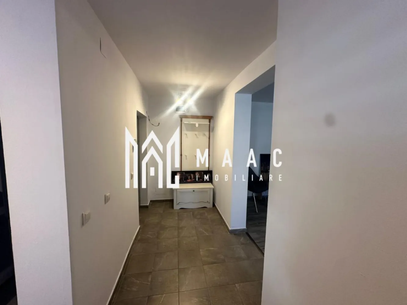 Apartament 2 camere I 54 mp I parter I Strand - Maac Imobiliare oferă spre vânzare un apartament modern și bine întreținut, situat într-una dintre cele mai apreciate zone ale Sibiului – Ștrand 1. Locuința se află la parter înalt într-un imobil construit în 2003, cu regim redus de înălțime (P+3), izolat exterior cu termosistem de 10 cm, acoperiș din țiglă și acces securizat prin interfon.

Apartamentul are o suprafață de 54 mp utili, și este compartimentat eficient astfel:

* hol de acces amenajat cu pantofar și cuier;
* living foarte spațios, ideal atât pentru relaxare cât și pentru amenajarea unei zone de dining;
* dormitor 
* bucătărie open-space;
* cămară cu acces direct din bucătărie;
* baie cu duș walk-in și rigolă;
* al doilea hol interior.

Bucătăria poate fi separată foarte ușor prin montarea unei uși, fără lucrări suplimentare de zidărie sau rigips.

Locuința a beneficiat de renovări și îmbunătățiri în anul 2022:

* uși interioare schimbate;
* parchet laminat de 10 mm;
* gresie și faianță;
* obiecte sanitare noi;
* prize și întrerupătoare Schneider;
* zugrăveli lavabile în nuanțe deschise.

Dotările apartamentului includ:

* centrală termică proprie;
* calorifere din oțel cu termostate;
* instalație electrică și termică din cupru;
* tâmplărie PVC cu geam termopan;
* ușă metalică la intrare.

Se vinde cu disponibilitate imediată și se predă parțial mobilat și utilat:

* mobilier de bucătărie realizat la comandă;
* electrocasnice încorporate: plită pe gaz, cuptor electric, hotă și frigider;
* zonă de luat masa în bucătărie;
* dormitor complet mobilat;
* baie complet amenajată.

În jurul blocului există suficiente locuri de parcare publice, atât în față cât și în spatele imobilului.

Zona este una liniștită, cu trafic redus, deoarece blocul este poziționat în plan secund față de strada principală , ceea ce oferă mai mult confort și mai puțin zgomot sau praf.

În apropiere se găsesc:

* magazine alimentare precum Trans Agape și Simpa, la câteva minute de mers pe jos;
* stații de transport public la aproximativ 250 m;
* școli și grădinițe;
* supermarketuri Kaufland și Lidl la doar câteva minute cu mașina.

Accesul către restul orașului este foarte facil, zona având mai multe căi rapide de legătură.

Apartamentul este potrivit atât pentru locuit, cât și ca investiție pentru închiriere.

Se acceptă și achiziție prin credit bancar.

Pentru mai multe detalii sau programarea unei vizionari anuntati CP 3077102