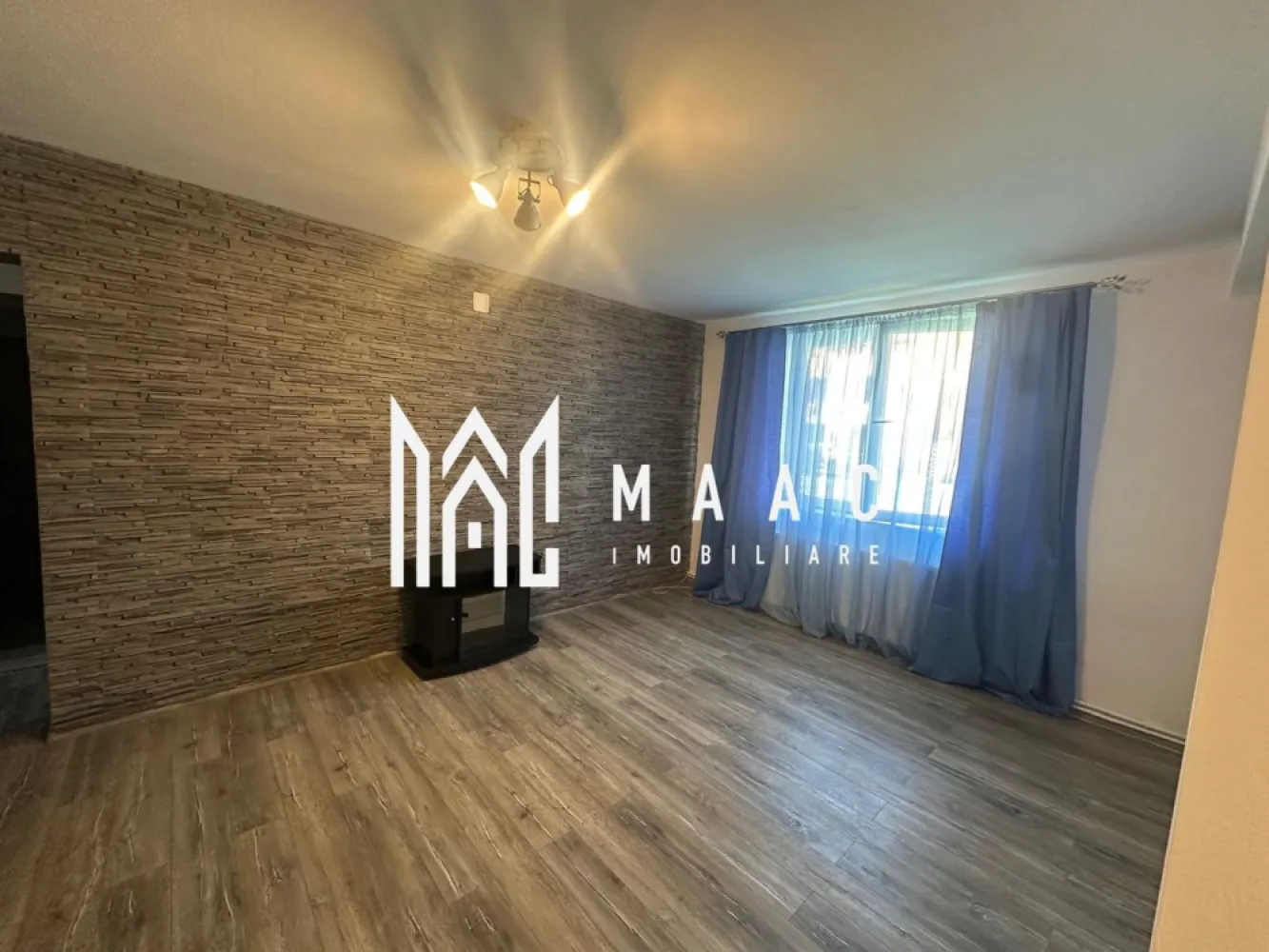 Apartament 2 camere I 54 mp I parter I Strand - Maac Imobiliare oferă spre vânzare un apartament modern și bine întreținut, situat într-una dintre cele mai apreciate zone ale Sibiului – Ștrand 1. Locuința se află la parter înalt într-un imobil construit în 2003, cu regim redus de înălțime (P+3), izolat exterior cu termosistem de 10 cm, acoperiș din țiglă și acces securizat prin interfon.

Apartamentul are o suprafață de 54 mp utili, și este compartimentat eficient astfel:

* hol de acces amenajat cu pantofar și cuier;
* living foarte spațios, ideal atât pentru relaxare cât și pentru amenajarea unei zone de dining;
* dormitor 
* bucătărie open-space;
* cămară cu acces direct din bucătărie;
* baie cu duș walk-in și rigolă;
* al doilea hol interior.

Bucătăria poate fi separată foarte ușor prin montarea unei uși, fără lucrări suplimentare de zidărie sau rigips.

Locuința a beneficiat de renovări și îmbunătățiri în anul 2022:

* uși interioare schimbate;
* parchet laminat de 10 mm;
* gresie și faianță;
* obiecte sanitare noi;
* prize și întrerupătoare Schneider;
* zugrăveli lavabile în nuanțe deschise.

Dotările apartamentului includ:

* centrală termică proprie;
* calorifere din oțel cu termostate;
* instalație electrică și termică din cupru;
* tâmplărie PVC cu geam termopan;
* ușă metalică la intrare.

Se vinde cu disponibilitate imediată și se predă parțial mobilat și utilat:

* mobilier de bucătărie realizat la comandă;
* electrocasnice încorporate: plită pe gaz, cuptor electric, hotă și frigider;
* zonă de luat masa în bucătărie;
* dormitor complet mobilat;
* baie complet amenajată.

În jurul blocului există suficiente locuri de parcare publice, atât în față cât și în spatele imobilului.

Zona este una liniștită, cu trafic redus, deoarece blocul este poziționat în plan secund față de strada principală , ceea ce oferă mai mult confort și mai puțin zgomot sau praf.

În apropiere se găsesc:

* magazine alimentare precum Trans Agape și Simpa, la câteva minute de mers pe jos;
* stații de transport public la aproximativ 250 m;
* școli și grădinițe;
* supermarketuri Kaufland și Lidl la doar câteva minute cu mașina.

Accesul către restul orașului este foarte facil, zona având mai multe căi rapide de legătură.

Apartamentul este potrivit atât pentru locuit, cât și ca investiție pentru închiriere.

Se acceptă și achiziție prin credit bancar.

Pentru mai multe detalii sau programarea unei vizionari anuntati CP 3077102