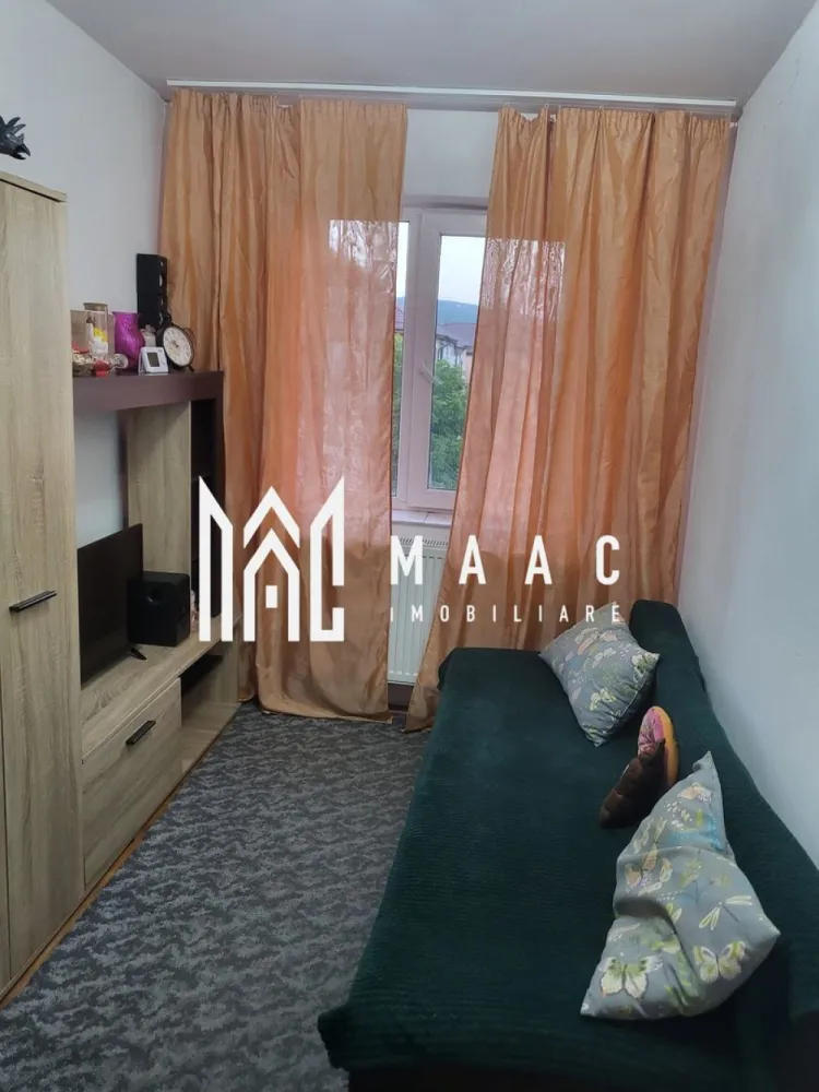 APARTAMENT 2 CAMERE|CENTRALA PROPRIE - Apartament 2 camere de vânzare – Zona nord, strada Decebal

MAAC Imobiliare vă propune spre vânzare un apartament cu 2 camere, situat în zona nord, pe strada Decebal, la etajul 4 din 4 al imobilului.

Locuința are o suprafață totală de 28 mp și este compartimentată eficient astfel:

Dormitor: 9 mp
Cameră de zi: 10,44 mp
Bucătărie: 3 mp
Baie: 3,5 mp
Hol: 2,4 mp

Apartamentul este dotat cu centrală termică proprie pe gaz, oferind confort termic și costuri reduse de întreținere.

Poziționarea oferă acces rapid către magazine, instituții, mijloace de transport și alte puncte de interes ale orașului.

Ideal atât pentru locuit, cât și pentru investiție!

Pentru mai multe informații și programarea unei vizionări, contactați MAAC Imobiliare.
