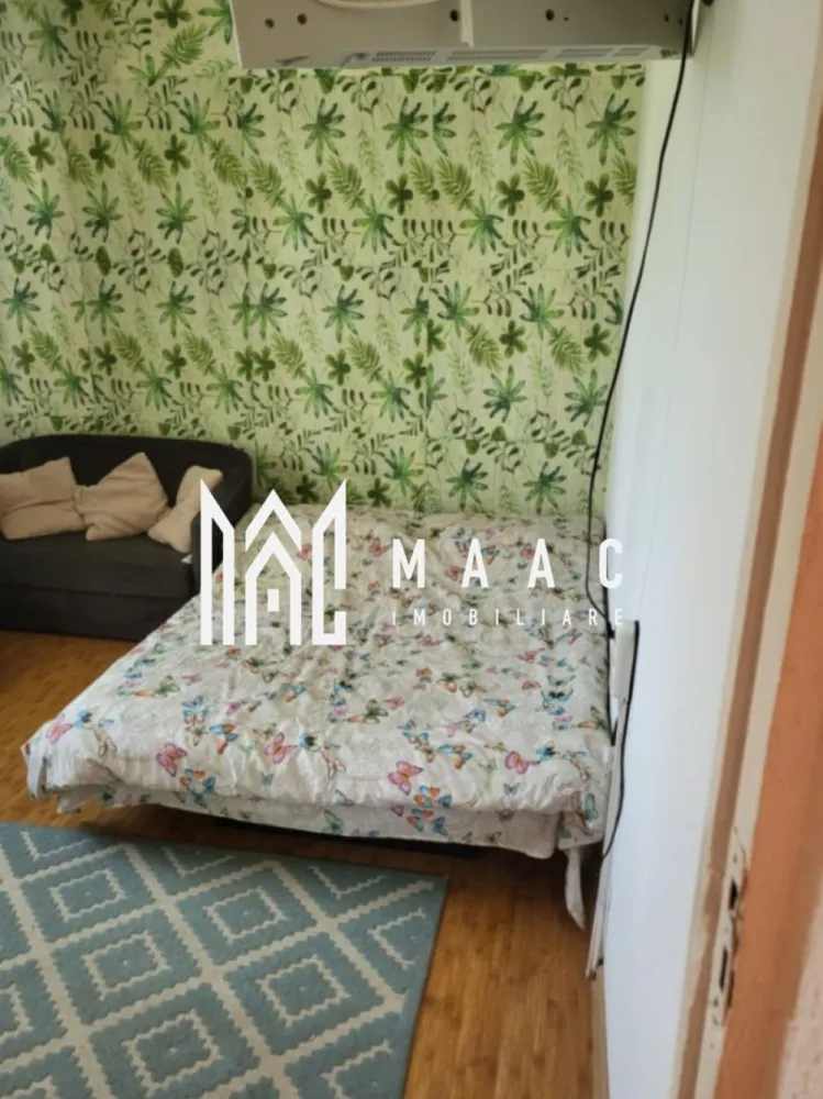 APARTAMENT 2 CAMERE|CENTRALA PROPRIE - Apartament 2 camere de vânzare – Zona nord, strada Decebal

MAAC Imobiliare vă propune spre vânzare un apartament cu 2 camere, situat în zona nord, pe strada Decebal, la etajul 4 din 4 al imobilului.

Locuința are o suprafață totală de 28 mp și este compartimentată eficient astfel:

Dormitor: 9 mp
Cameră de zi: 10,44 mp
Bucătărie: 3 mp
Baie: 3,5 mp
Hol: 2,4 mp

Apartamentul este dotat cu centrală termică proprie pe gaz, oferind confort termic și costuri reduse de întreținere.

Poziționarea oferă acces rapid către magazine, instituții, mijloace de transport și alte puncte de interes ale orașului.

Ideal atât pentru locuit, cât și pentru investiție!

Pentru mai multe informații și programarea unei vizionări, contactați MAAC Imobiliare.