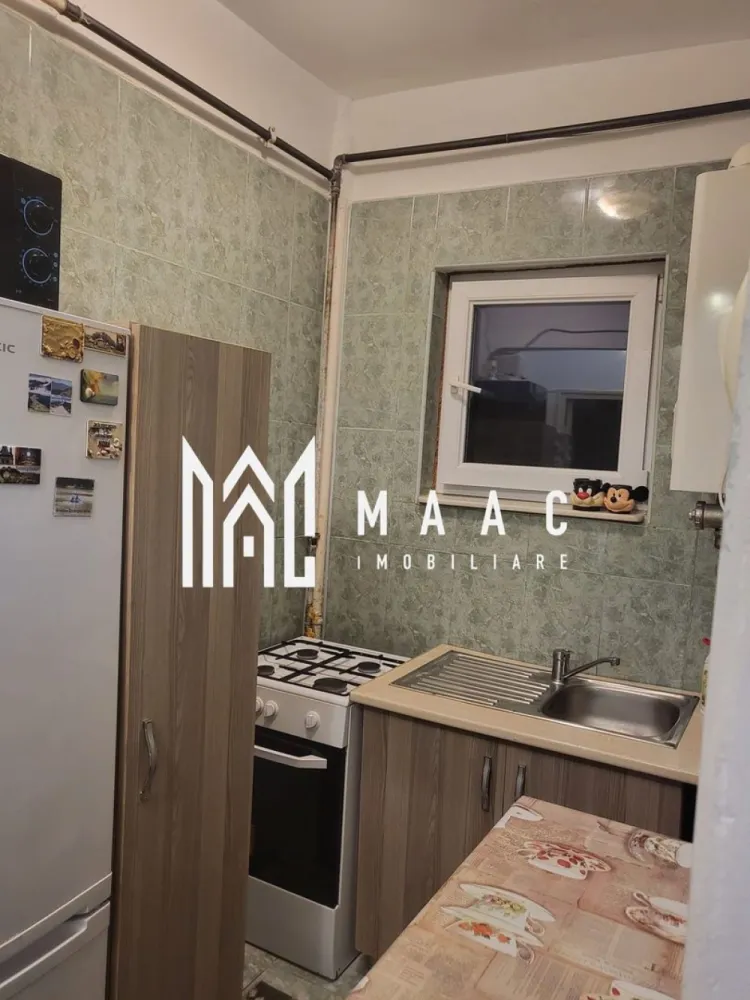 APARTAMENT 2 CAMERE|CENTRALA PROPRIE - Apartament 2 camere de vânzare – Zona nord, strada Decebal

MAAC Imobiliare vă propune spre vânzare un apartament cu 2 camere, situat în zona nord, pe strada Decebal, la etajul 4 din 4 al imobilului.

Locuința are o suprafață totală de 28 mp și este compartimentată eficient astfel:

Dormitor: 9 mp
Cameră de zi: 10,44 mp
Bucătărie: 3 mp
Baie: 3,5 mp
Hol: 2,4 mp

Apartamentul este dotat cu centrală termică proprie pe gaz, oferind confort termic și costuri reduse de întreținere.

Poziționarea oferă acces rapid către magazine, instituții, mijloace de transport și alte puncte de interes ale orașului.

Ideal atât pentru locuit, cât și pentru investiție!

Pentru mai multe informații și programarea unei vizionări, contactați MAAC Imobiliare.