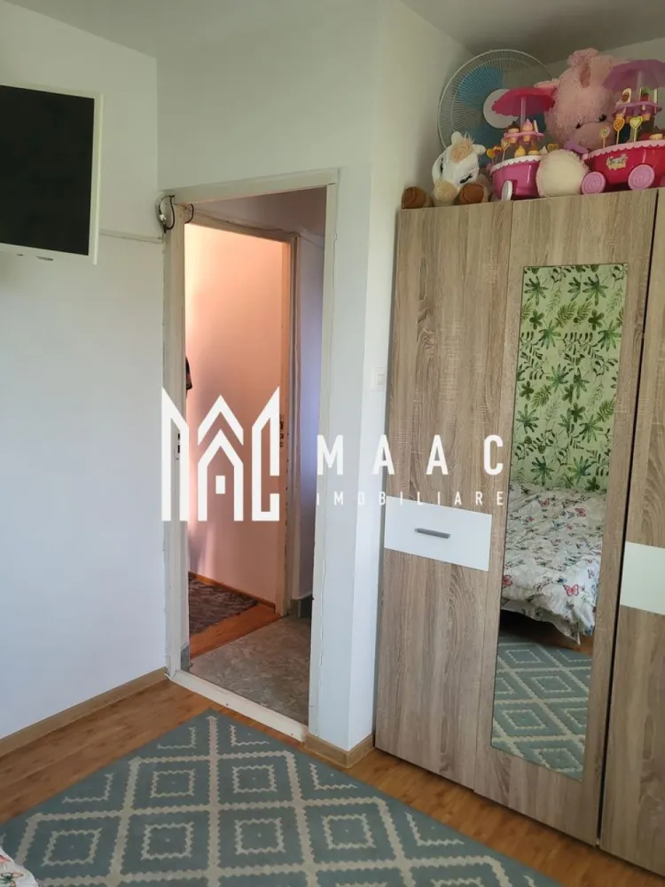 APARTAMENT 2 CAMERE|CENTRALA PROPRIE - Apartament 2 camere de vânzare – Zona nord, strada Decebal

MAAC Imobiliare vă propune spre vânzare un apartament cu 2 camere, situat în zona nord, pe strada Decebal, la etajul 4 din 4 al imobilului.

Locuința are o suprafață totală de 28 mp și este compartimentată eficient astfel:

Dormitor: 9 mp
Cameră de zi: 10,44 mp
Bucătărie: 3 mp
Baie: 3,5 mp
Hol: 2,4 mp

Apartamentul este dotat cu centrală termică proprie pe gaz, oferind confort termic și costuri reduse de întreținere.

Poziționarea oferă acces rapid către magazine, instituții, mijloace de transport și alte puncte de interes ale orașului.

Ideal atât pentru locuit, cât și pentru investiție!

Pentru mai multe informații și programarea unei vizionări, contactați MAAC Imobiliare.