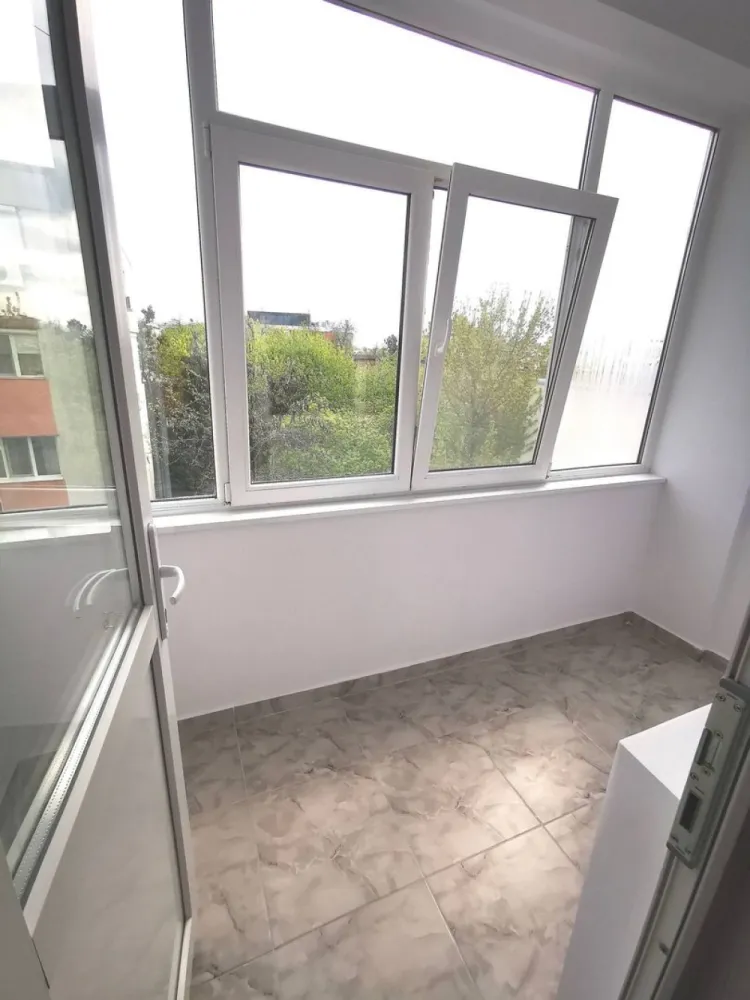 De vanzare apartament cu 2 camere, central. et. 3, 79.900 euro - Se ofera spre vanzare un apartament 2 camere decomandat, situat în zona Centrală, în apropiere de Restaurant Cosoreanu – o alegere excelentă atât pentru locuit, cât și pentru investiție.
Locuința are o suprafață de 53 mp și este amplasată la etajul 3 din 4 al unui bloc bine întreținut. Apartamentul este renovat, curat și pregătit pentru mutare imediată, oferind confort și funcționalitate într-o zonă cu acces rapid către toate facilitățile urbane.
 Dotări și avantaje:
- Compartimentare decomandată – spații bine organizate și confort sporit
- Centrală termică proprie
- Racord individual la apă
- Finisaje moderne: gresie și faianță
- Ușă metalică la intrare
- Orientare estică – lumină naturală pe parcursul dimineții
- Apartament liber, disponibil imediat.
 Poziționarea excelentă oferă acces rapid către magazine, restaurante, școli, farmacii, mijloace de transport și principalele puncte de interes ale orașului. Zona este apreciată atât pentru confortul locuirii, cât și pentru potențialul investițional.
Ideal pentru un cuplu, o familie sau pentru achiziție în vederea închirierii.
 Preț: 79.900 € negociabil.
Comision agentie 1,5%.
Pentru mai multe detalii sau programarea unei vizionări, vă rog să mă contactați 0746.252.252 Liliana Ene.