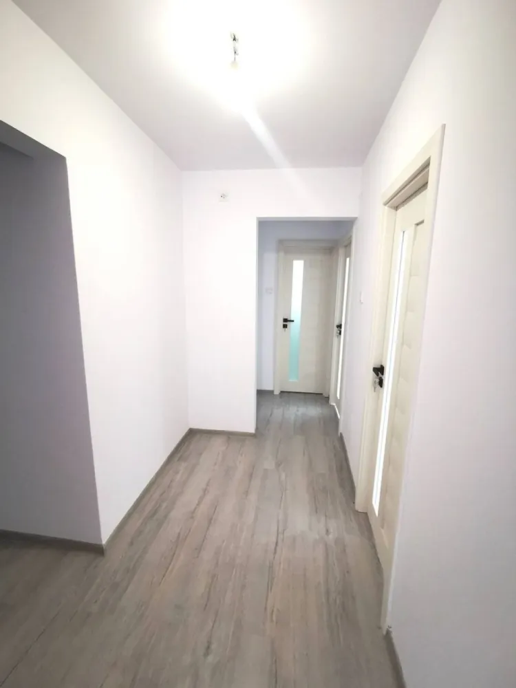 De vanzare apartament cu 2 camere, central. et. 3, 79.900 euro - Se ofera spre vanzare un apartament 2 camere decomandat, situat în zona Centrală, în apropiere de Restaurant Cosoreanu – o alegere excelentă atât pentru locuit, cât și pentru investiție.
Locuința are o suprafață de 53 mp și este amplasată la etajul 3 din 4 al unui bloc bine întreținut. Apartamentul este renovat, curat și pregătit pentru mutare imediată, oferind confort și funcționalitate într-o zonă cu acces rapid către toate facilitățile urbane.
 Dotări și avantaje:
- Compartimentare decomandată – spații bine organizate și confort sporit
- Centrală termică proprie
- Racord individual la apă
- Finisaje moderne: gresie și faianță
- Ușă metalică la intrare
- Orientare estică – lumină naturală pe parcursul dimineții
- Apartament liber, disponibil imediat.
 Poziționarea excelentă oferă acces rapid către magazine, restaurante, școli, farmacii, mijloace de transport și principalele puncte de interes ale orașului. Zona este apreciată atât pentru confortul locuirii, cât și pentru potențialul investițional.
Ideal pentru un cuplu, o familie sau pentru achiziție în vederea închirierii.
 Preț: 79.900 € negociabil.
Comision agentie 1,5%.
Pentru mai multe detalii sau programarea unei vizionări, vă rog să mă contactați 0746.252.252 Liliana Ene.