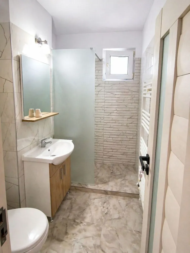 De vanzare apartament cu 2 camere, central. et. 3, 79.900 euro - Se ofera spre vanzare un apartament 2 camere decomandat, situat în zona Centrală, în apropiere de Restaurant Cosoreanu – o alegere excelentă atât pentru locuit, cât și pentru investiție.
Locuința are o suprafață de 53 mp și este amplasată la etajul 3 din 4 al unui bloc bine întreținut. Apartamentul este renovat, curat și pregătit pentru mutare imediată, oferind confort și funcționalitate într-o zonă cu acces rapid către toate facilitățile urbane.
 Dotări și avantaje:
- Compartimentare decomandată – spații bine organizate și confort sporit
- Centrală termică proprie
- Racord individual la apă
- Finisaje moderne: gresie și faianță
- Ușă metalică la intrare
- Orientare estică – lumină naturală pe parcursul dimineții
- Apartament liber, disponibil imediat.
 Poziționarea excelentă oferă acces rapid către magazine, restaurante, școli, farmacii, mijloace de transport și principalele puncte de interes ale orașului. Zona este apreciată atât pentru confortul locuirii, cât și pentru potențialul investițional.
Ideal pentru un cuplu, o familie sau pentru achiziție în vederea închirierii.
 Preț: 79.900 € negociabil.
Comision agentie 1,5%.
Pentru mai multe detalii sau programarea unei vizionări, vă rog să mă contactați 0746.252.252 Liliana Ene.