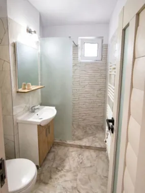 De vanzare apartament cu 2 camere, central. et. 3, 79.900 euro