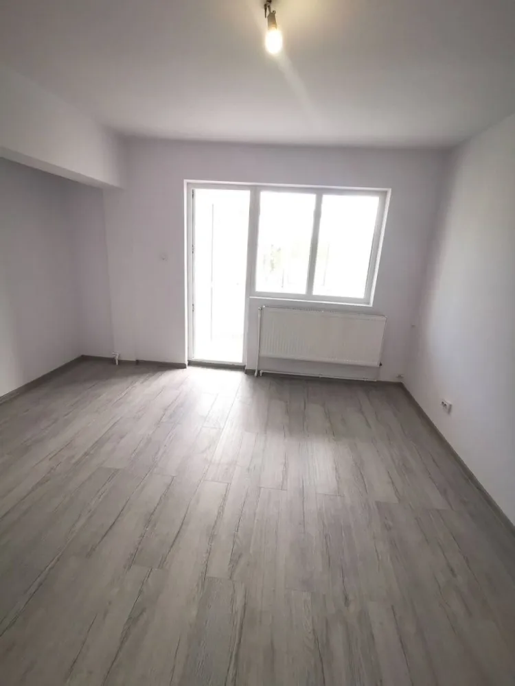 De vanzare apartament cu 2 camere, central. et. 3, 79.900 euro - Se ofera spre vanzare un apartament 2 camere decomandat, situat în zona Centrală, în apropiere de Restaurant Cosoreanu – o alegere excelentă atât pentru locuit, cât și pentru investiție.
Locuința are o suprafață de 53 mp și este amplasată la etajul 3 din 4 al unui bloc bine întreținut. Apartamentul este renovat, curat și pregătit pentru mutare imediată, oferind confort și funcționalitate într-o zonă cu acces rapid către toate facilitățile urbane.
 Dotări și avantaje:
- Compartimentare decomandată – spații bine organizate și confort sporit
- Centrală termică proprie
- Racord individual la apă
- Finisaje moderne: gresie și faianță
- Ușă metalică la intrare
- Orientare estică – lumină naturală pe parcursul dimineții
- Apartament liber, disponibil imediat.
 Poziționarea excelentă oferă acces rapid către magazine, restaurante, școli, farmacii, mijloace de transport și principalele puncte de interes ale orașului. Zona este apreciată atât pentru confortul locuirii, cât și pentru potențialul investițional.
Ideal pentru un cuplu, o familie sau pentru achiziție în vederea închirierii.
 Preț: 79.900 € negociabil.
Comision agentie 1,5%.
Pentru mai multe detalii sau programarea unei vizionări, vă rog să mă contactați 0746.252.252 Liliana Ene.