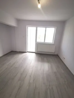 De vanzare apartament cu 2 camere, central. et. 3, 79.900 euro