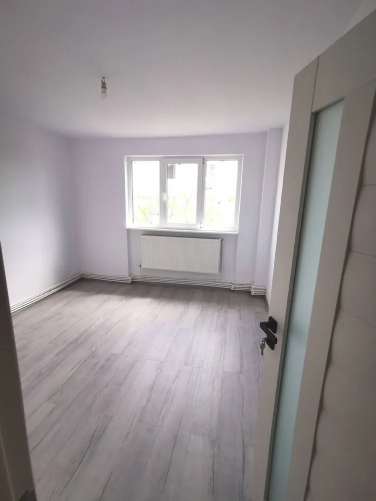 De vanzare apartament cu 2 camere, central. et. 3, 79.900 euro - Se ofera spre vanzare un apartament 2 camere decomandat, situat în zona Centrală, în apropiere de Restaurant Cosoreanu – o alegere excelentă atât pentru locuit, cât și pentru investiție.
Locuința are o suprafață de 53 mp și este amplasată la etajul 3 din 4 al unui bloc bine întreținut. Apartamentul este renovat, curat și pregătit pentru mutare imediată, oferind confort și funcționalitate într-o zonă cu acces rapid către toate facilitățile urbane.
 Dotări și avantaje:
- Compartimentare decomandată – spații bine organizate și confort sporit
- Centrală termică proprie
- Racord individual la apă
- Finisaje moderne: gresie și faianță
- Ușă metalică la intrare
- Orientare estică – lumină naturală pe parcursul dimineții
- Apartament liber, disponibil imediat.
 Poziționarea excelentă oferă acces rapid către magazine, restaurante, școli, farmacii, mijloace de transport și principalele puncte de interes ale orașului. Zona este apreciată atât pentru confortul locuirii, cât și pentru potențialul investițional.
Ideal pentru un cuplu, o familie sau pentru achiziție în vederea închirierii.
 Preț: 79.900 € negociabil.
Comision agentie 1,5%.
Pentru mai multe detalii sau programarea unei vizionări, vă rog să mă contactați 0746.252.252 Liliana Ene.