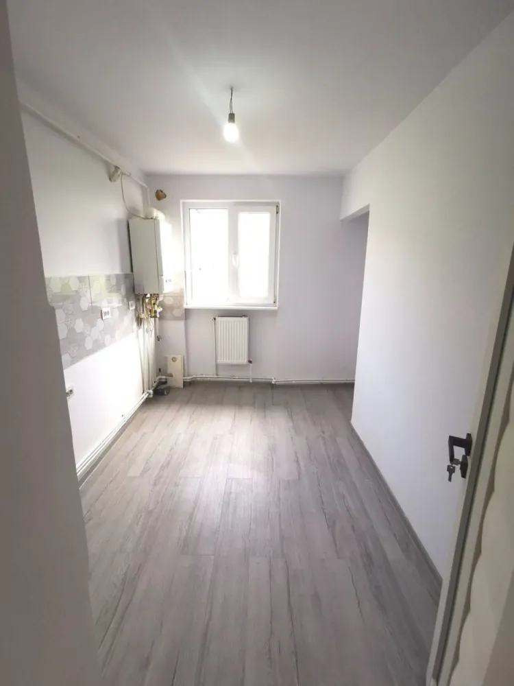 De vanzare apartament cu 2 camere, central. et. 3, 79.900 euro