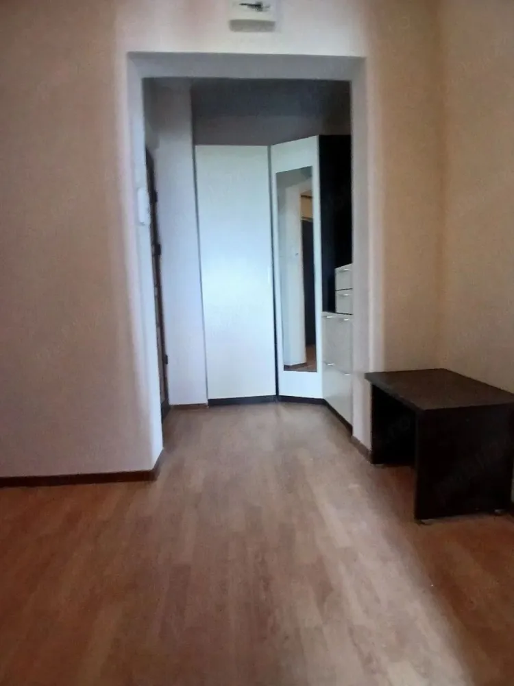 De inchiriat apartament 2 camere Mazepa 2, et. 9, 350 euro - Se ofera spre închiriere un apartament cu 2 camere, situat în cartierul Mazepa 2, la doar câteva minute de Faleza Dunării, într-o zonă apreciată pentru liniște, accesibilitate și proximitatea față de punctele de interes ale orașului.
Apartamentul este complet mobilat și utilat, pregătit pentru mutare imediată, fiind ideal pentru un cuplu, o persoană activă sau o familie care își dorește confort și o locație excelentă.
Dotări și beneficii:
- centrală termică proprie;
- racord individual la apă;
- filtru pentru apă;
- mobilier și electrocasnice necesare;
- zonă liniștită și bine întreținută;
- acces rapid către faleză, magazine, farmacii, școli și mijloace de transport.
Apartamentul oferă un ambient plăcut și funcțional, fiind o alegere foarte bună pentru cei care caută confort și o poziționare excelentă în oraș.
La incheierea contractului de inchiriere chiriasul va achita prima chirie, ogarantie egala cu o chirie si comisionul agentiei imobiliare.
Pentru informații suplimentare și programarea unei vizionări, vă rog să mă contactați 0741.030.291 Marilena.