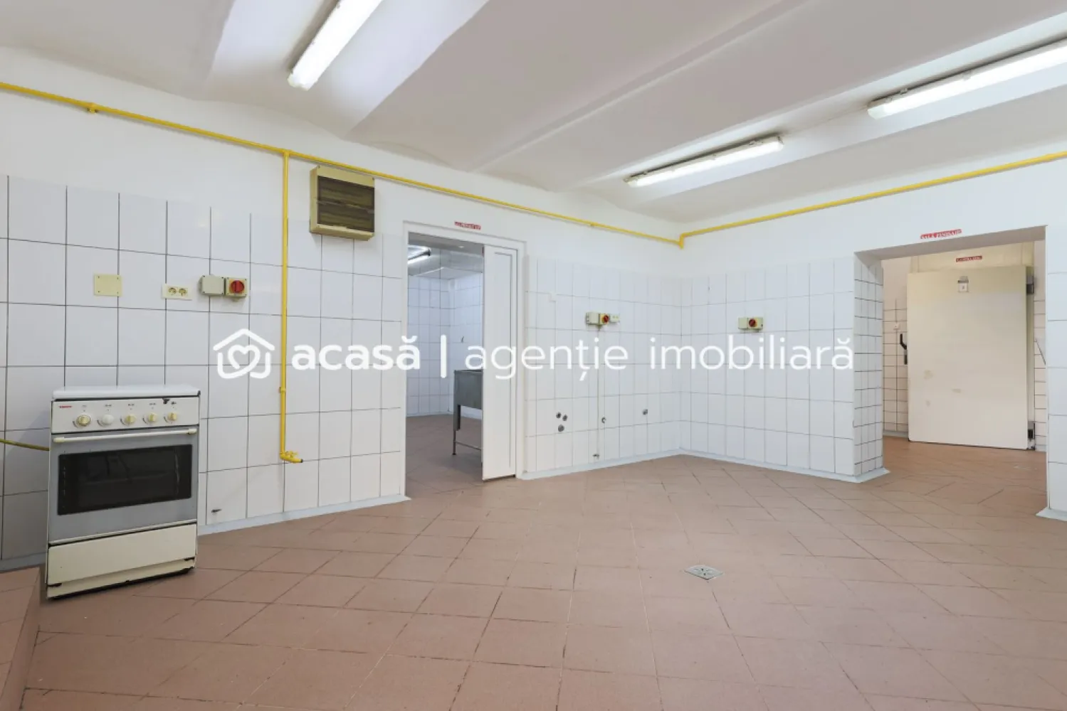 Spațiu ideal pentru birouri sau clinici - Vă ofer spre vânzare un spațiu, cu o suprafață utilă de 165 mp, situat între b-dul Vasile Milea și b-dul Revoluției.

Acest spațiu este perfect pentru diverse tipuri de afaceri datorită amplasării sale ideale și accesului la toate utilitățile necesare: apă, canalizare, curent trifazic și gaz. Încălzirea este asigurata de centrală pe gaze naturale, iar ferestrele sunt din PVC. Proprietatea se află la demisolul unei clădiri, un demisol înalt.

Deține toate avizele de funcționare necesare pentru un spațiu comercial, economisindu-vă astfel timp prețios în obținerea acestora.

Zona este foarte accesibilă fiind poziționată aproape de Tribunalul Arad, b-dul Revoluției, Malul Mureșului.

Pentru mai multe informații sau pentru a programa o vizionare, contactati-mă la 0742267773.

Szuchanszki Andreea Consultant Imobilioar
CP2013768

Nu dispui de toată suma? Te ajutăm noi gratuit! Îți obținem oferte de la 16 bănci.

Ai o proprietate de vânzare în Arad și vrei să știi cât valorează cu adevărat?
Sună-mă pentru o evaluare gratuită, fără obligații.

Birou: ACASĂ | Agenție imobiliară Arad
Bulevardul Decebal 2, Arad 310133