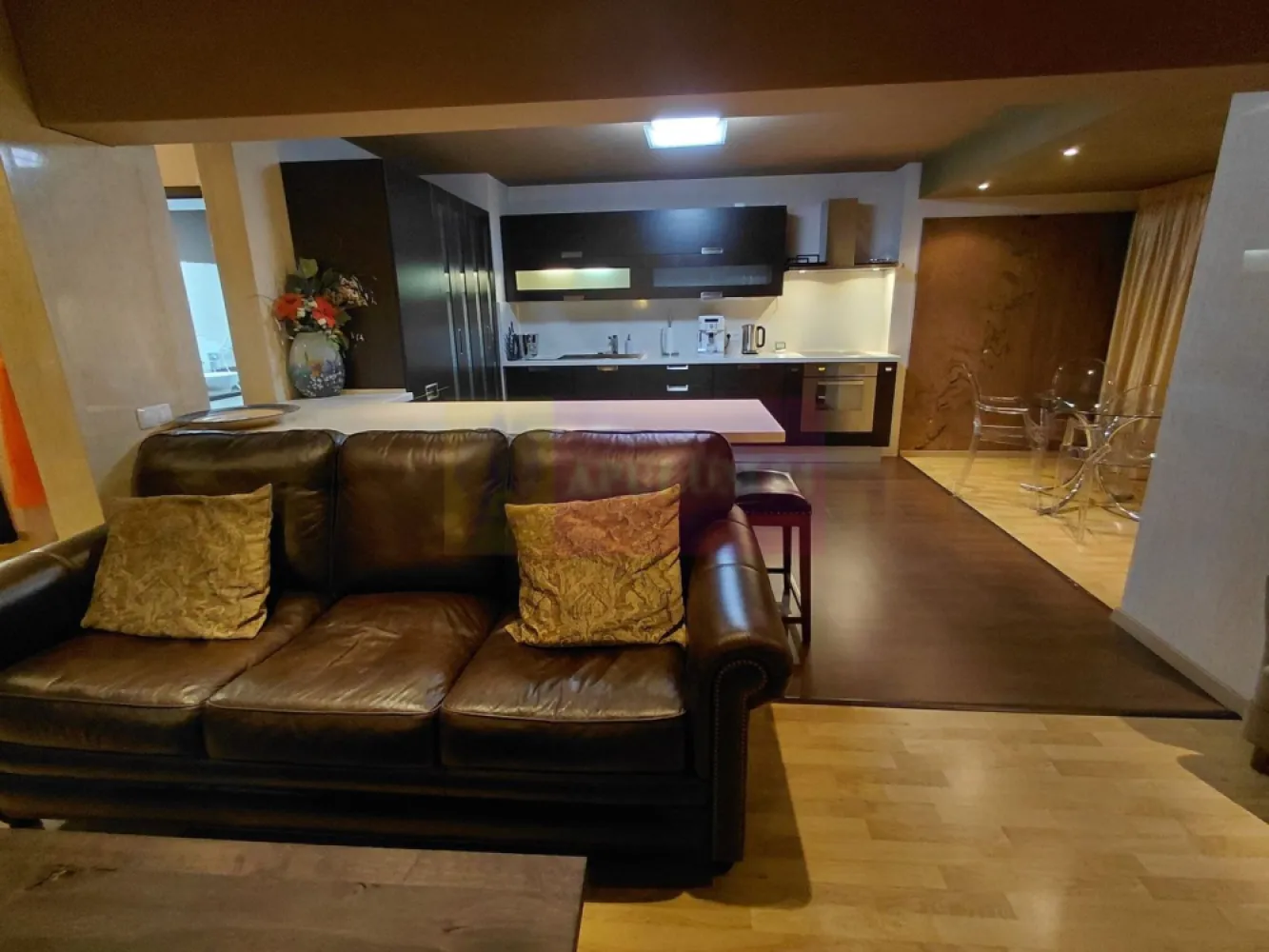 Apartament4 camere pe bd 13Septembrie stradal-Marriott, gresie VERSACE - Va oferim spre vanzare un apartament de 4 camere stradal pe bd 13 Septembrie-Marriott la etajul 1/8 decomandat, cu o suprafata de 100mp, blocul din 1986, renovat si utilat complet cu faianta si gresie VERSACE si CHRISTIAN DIOR, blatul de la bucatarie din Onix si Marmura, Oglinda baie de PHILIPPE STARCK, robineti LA TORRE, masa bucatarie 8 persoane cu picioare din lemn de NUC, pereti cu granit si marmura egipteana, mobilat si utilat complet MOBEXPERT, masina spalat vase si rufe. Apartamentul are doua grupuri sanitare cu aerisire naturala cu geam, cada JACUZZI si dus, iar balcoanele au fost inserate in camere. Bucataria este deschisa intr-un living generos.
Se vinde doar cu banii cash.
Pentru detalii si vizionari contactati agentul Dona Camelia 0733683461.