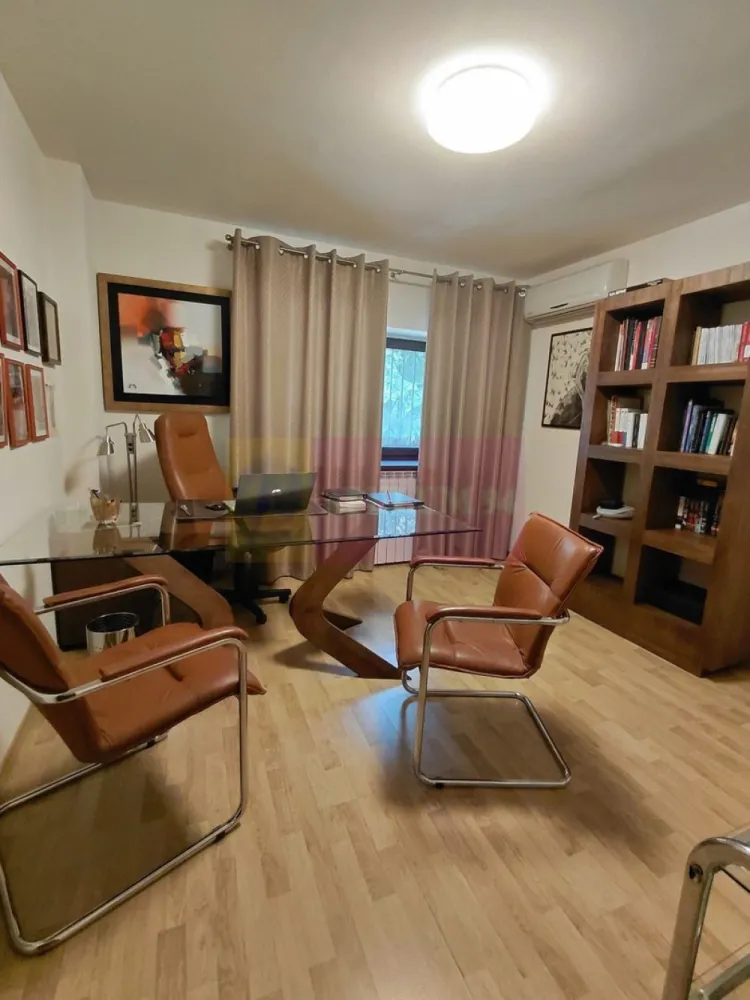 Apartament4 camere pe bd 13Septembrie stradal-Marriott, gresie VERSACE - Va oferim spre vanzare un apartament de 4 camere stradal pe bd 13 Septembrie-Marriott la etajul 1/8 decomandat, cu o suprafata de 100mp, blocul din 1986, renovat si utilat complet cu faianta si gresie VERSACE si CHRISTIAN DIOR, blatul de la bucatarie din Onix si Marmura, Oglinda baie de PHILIPPE STARCK, robineti LA TORRE, masa bucatarie 8 persoane cu picioare din lemn de NUC, pereti cu granit si marmura egipteana, mobilat si utilat complet MOBEXPERT, masina spalat vase si rufe. Apartamentul are doua grupuri sanitare cu aerisire naturala cu geam, cada JACUZZI si dus, iar balcoanele au fost inserate in camere. Bucataria este deschisa intr-un living generos.
Se vinde doar cu banii cash.
Pentru detalii si vizionari contactati agentul Dona Camelia 0733683461.