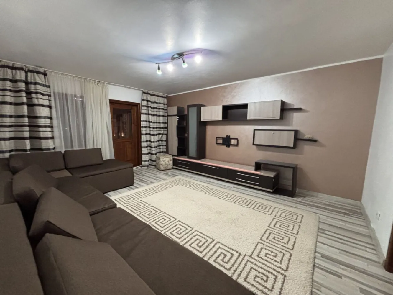 De vanzare apartament 3 camere, 85 mp, I.C. Frimu, 125.000 euro - Vă oferim spre vanzare un apartament generos cu 3 camere, având o suprafață utilă de 85 mp, situat într-o zonă liniștită și ușor accesibilă, ideal pentru o familie sau un cuplu care își dorește confort și spațiu.
Locuința se vinde mobilată și utilata si beneficiază de o compartimentare modernă, camere luminoase și multiple facilități care asigură un trai confortabil. 
 Dotări și beneficii:
- Centrală termică proprie
- Ferestre cu geam termopan
- Parchet
- 2 grupuri sanitare , ambele cu geam
- Compartimentare practică și spații generoase
- frigider nou, canapea recent tapitata.
 Apartamentul este situat într-o zonă foarte bună, cu acces rapid către numeroase puncte de interes:
- aproape de Lidl și Penny
- în apropiere de Biserica Sf. Mina
- la câteva minute de Școala nr. 12
- acces facil către magazine, mijloace de transport și alte facilități urbane.
Locuința oferă un echilibru ideal între confort, funcționalitate și poziționare excelentă, fiind pregătită pentru mutare imediată.

 Preț chirie: 125.00 euro negociabil
Se percepe comisionul agenției.
 Pentru informații suplimentare și programarea unei vizionări:
Mag Invest – Ene Liliana 0746.252.252.