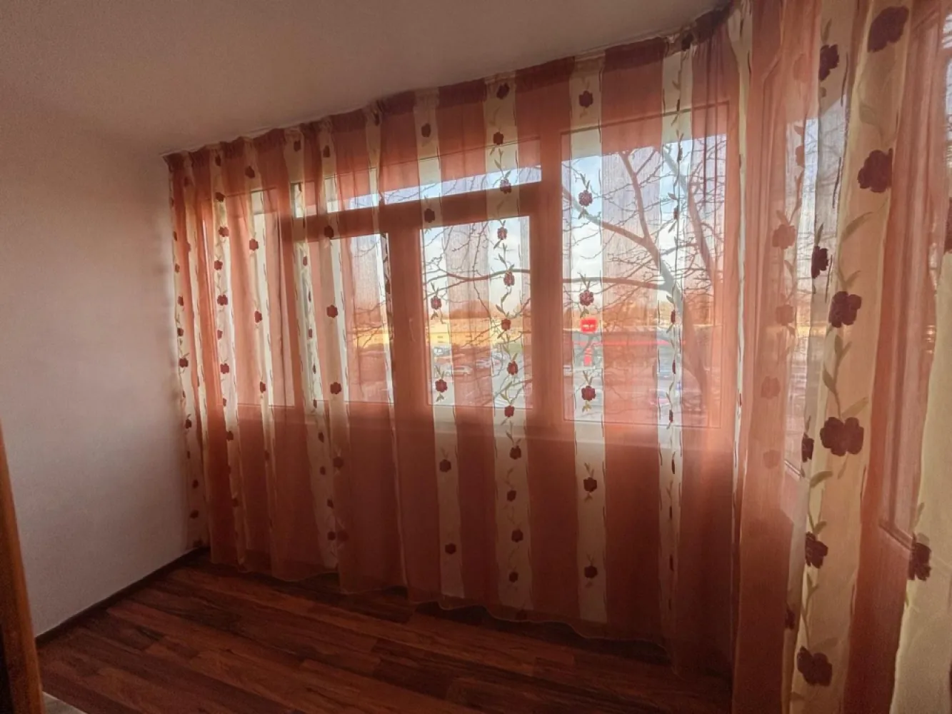 De vanzare apartament 3 camere, 85 mp, I.C. Frimu, 125.000 euro - Vă oferim spre vanzare un apartament generos cu 3 camere, având o suprafață utilă de 85 mp, situat într-o zonă liniștită și ușor accesibilă, ideal pentru o familie sau un cuplu care își dorește confort și spațiu.
Locuința se vinde mobilată și utilata si beneficiază de o compartimentare modernă, camere luminoase și multiple facilități care asigură un trai confortabil. 
 Dotări și beneficii:
- Centrală termică proprie
- Ferestre cu geam termopan
- Parchet
- 2 grupuri sanitare , ambele cu geam
- Compartimentare practică și spații generoase
- frigider nou, canapea recent tapitata.
 Apartamentul este situat într-o zonă foarte bună, cu acces rapid către numeroase puncte de interes:
- aproape de Lidl și Penny
- în apropiere de Biserica Sf. Mina
- la câteva minute de Școala nr. 12
- acces facil către magazine, mijloace de transport și alte facilități urbane.
Locuința oferă un echilibru ideal între confort, funcționalitate și poziționare excelentă, fiind pregătită pentru mutare imediată.

 Preț chirie: 125.00 euro negociabil
Se percepe comisionul agenției.
 Pentru informații suplimentare și programarea unei vizionări:
Mag Invest – Ene Liliana 0746.252.252.