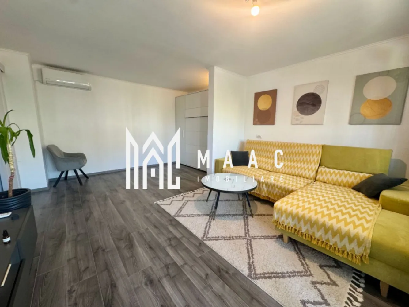 GARSONIERA DE INCHIRIAT| ETAJUL 2| 42 MP| LENIN SUD - MAAC Imobiliare vă propune spre închiriere o garsonieră modernă, situată la etajul 2 din 4, într-un bloc din zona Lenin Sud pe strada Florilor in vecinatatea salii de sport Sportify. 

Locuința este complet renovată și se închiriază complet mobilată și utilată, fiind pregătită pentru mutare imediată.

Garsoniera este compartimentată astfel:

cameră amenajată cu colțar extensibil și pat rabatabil ascuns în dulap – o soluție practică și inteligentă pentru economisirea spațiului;
bucătărie modernă, complet mobilată și utilată;
baie dotată cu mașină de spălat rufe;
hol spațios;
balcon generos de 6 mp.
dressing

Condiții de închiriere: se achită o lună chirie în avans și o lună garanție.

Pentru mai multe detalii sau programarea unei vizionări, vă stăm cu drag la dispoziție!