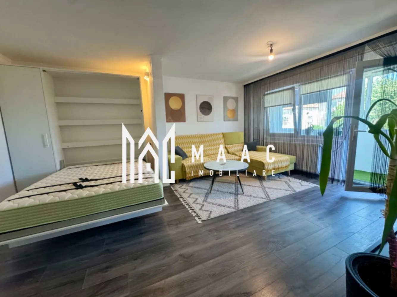 GARSONIERA DE INCHIRIAT| ETAJUL 2| 42 MP| LENIN SUD - MAAC Imobiliare vă propune spre închiriere o garsonieră modernă, situată la etajul 2 din 4, într-un bloc din zona Lenin Sud pe strada Florilor in vecinatatea salii de sport Sportify. 

Locuința este complet renovată și se închiriază complet mobilată și utilată, fiind pregătită pentru mutare imediată.

Garsoniera este compartimentată astfel:

cameră amenajată cu colțar extensibil și pat rabatabil ascuns în dulap – o soluție practică și inteligentă pentru economisirea spațiului;
bucătărie modernă, complet mobilată și utilată;
baie dotată cu mașină de spălat rufe;
hol spațios;
balcon generos de 6 mp.
dressing

Condiții de închiriere: se achită o lună chirie în avans și o lună garanție.

Pentru mai multe detalii sau programarea unei vizionări, vă stăm cu drag la dispoziție!