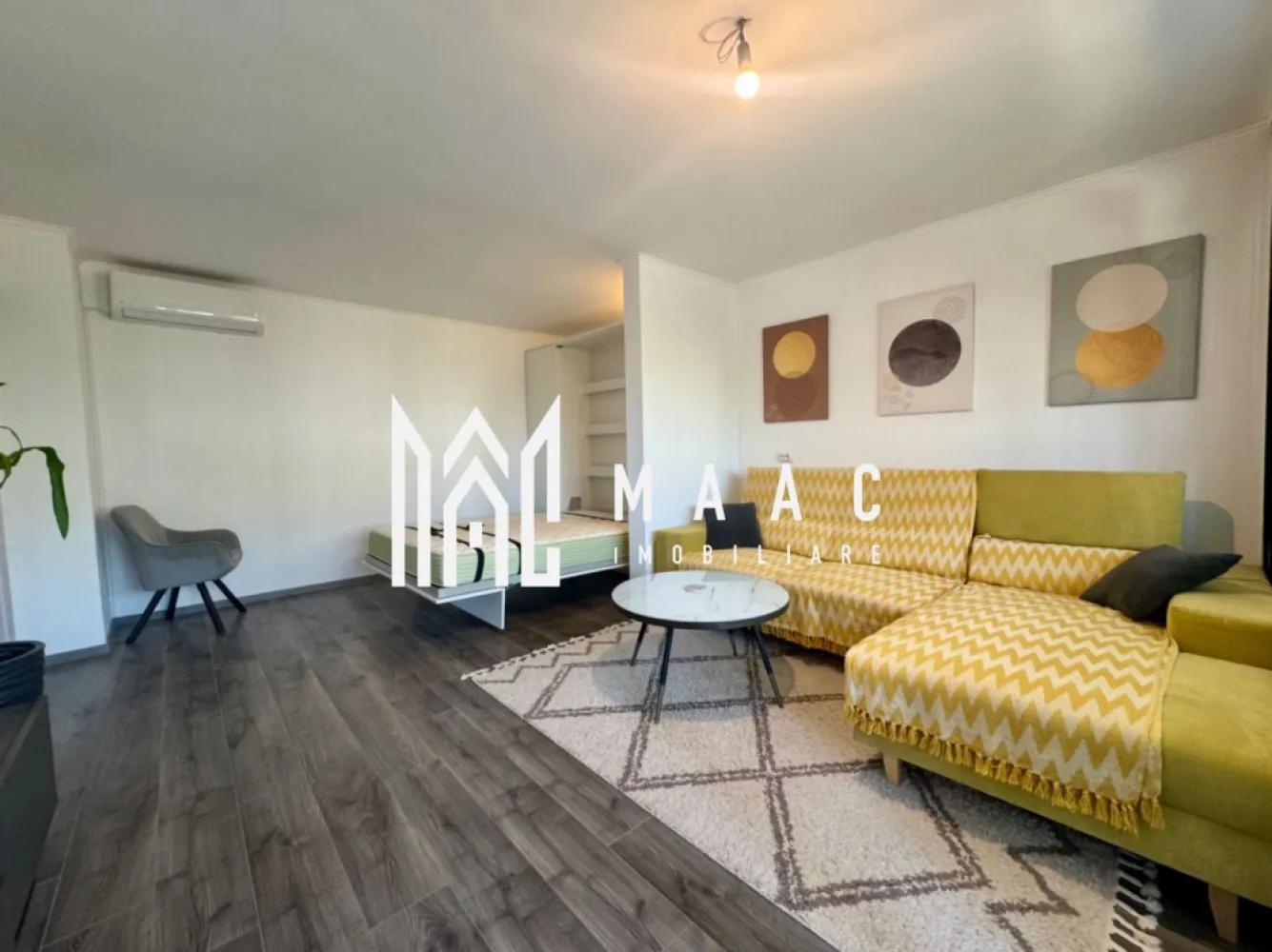 GARSONIERA DE INCHIRIAT| ETAJUL 2| 42 MP| LENIN SUD - MAAC Imobiliare vă propune spre închiriere o garsonieră modernă, situată la etajul 2 din 4, într-un bloc din zona Lenin Sud pe strada Florilor in vecinatatea salii de sport Sportify. 

Locuința este complet renovată și se închiriază complet mobilată și utilată, fiind pregătită pentru mutare imediată.

Garsoniera este compartimentată astfel:

cameră amenajată cu colțar extensibil și pat rabatabil ascuns în dulap – o soluție practică și inteligentă pentru economisirea spațiului;
bucătărie modernă, complet mobilată și utilată;
baie dotată cu mașină de spălat rufe;
hol spațios;
balcon generos de 6 mp.
dressing

Condiții de închiriere: se achită o lună chirie în avans și o lună garanție.

Pentru mai multe detalii sau programarea unei vizionări, vă stăm cu drag la dispoziție!