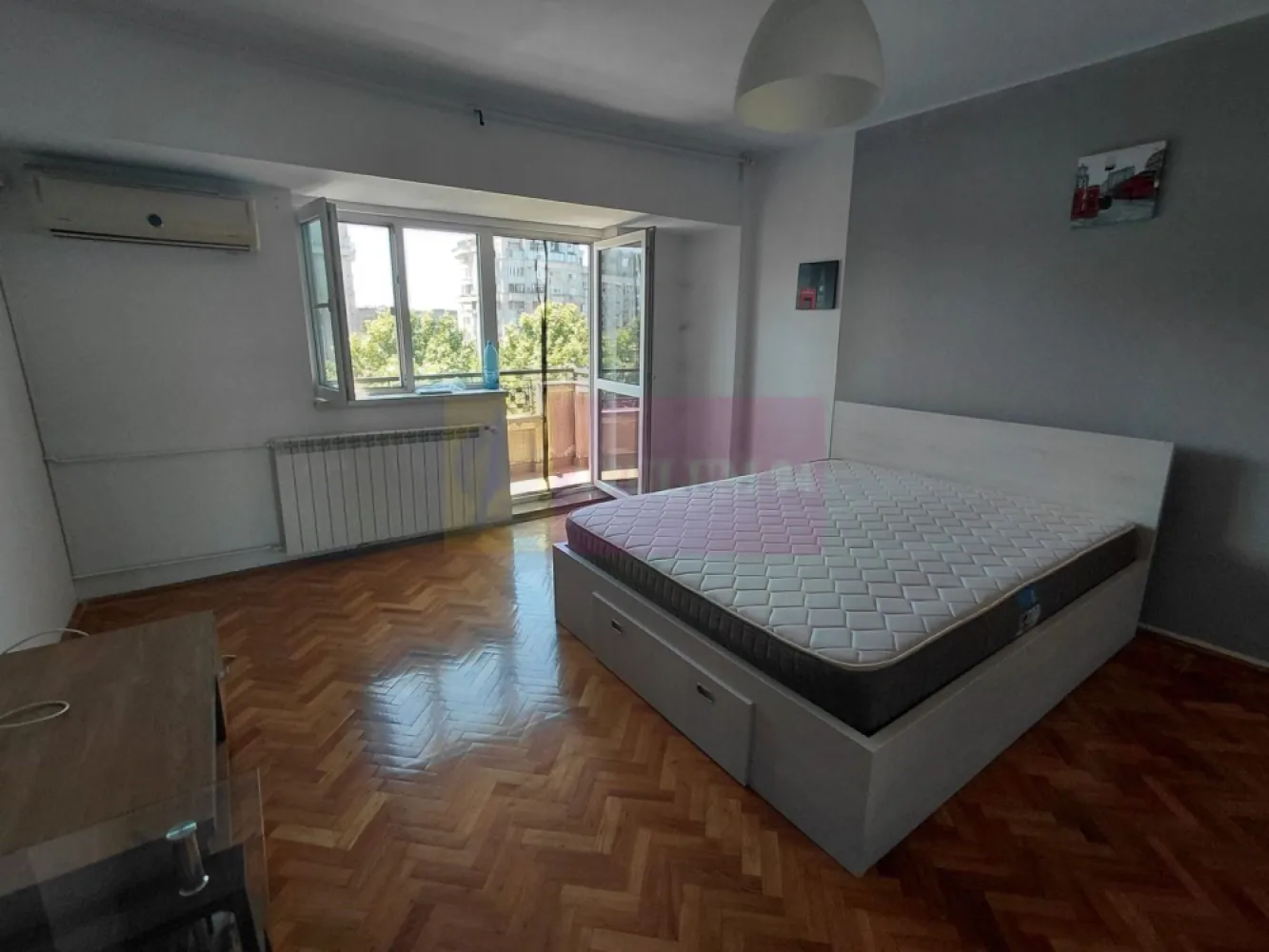 Garsoniera la inchiriere in rondul Alba Iulia - Va oferim spre inchiriere o garsoniera la Piata Alba Iulia-Unirii, cu vedere la bulevard, la etajul 4/8, decomandata, mobilata si utilata. Garsoniera este luminoasa si spatioasa cu pat si dressing incapator. Are toate utilitatile: gaze, apa calda, caldura RADET, apa rece, curent. 
Pentru detalii si vizionari contactati agentul Dona Camelia 0733683461