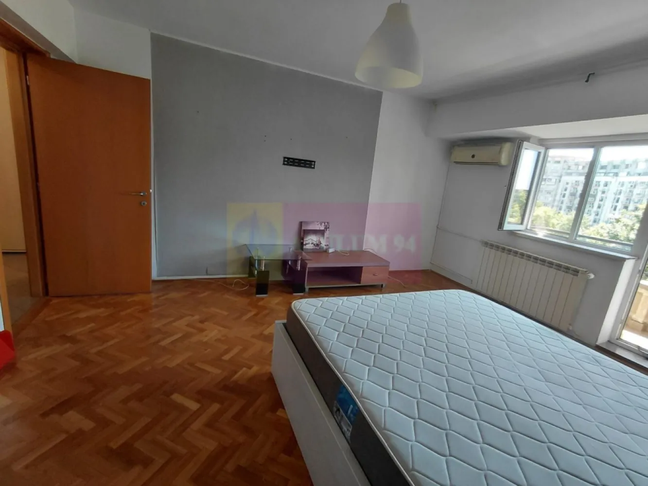 Garsoniera la inchiriere in rondul Alba Iulia - Va oferim spre inchiriere o garsoniera la Piata Alba Iulia-Unirii, cu vedere la bulevard, la etajul 4/8, decomandata, mobilata si utilata. Garsoniera este luminoasa si spatioasa cu pat si dressing incapator. Are toate utilitatile: gaze, apa calda, caldura RADET, apa rece, curent. 
Pentru detalii si vizionari contactati agentul Dona Camelia 0733683461