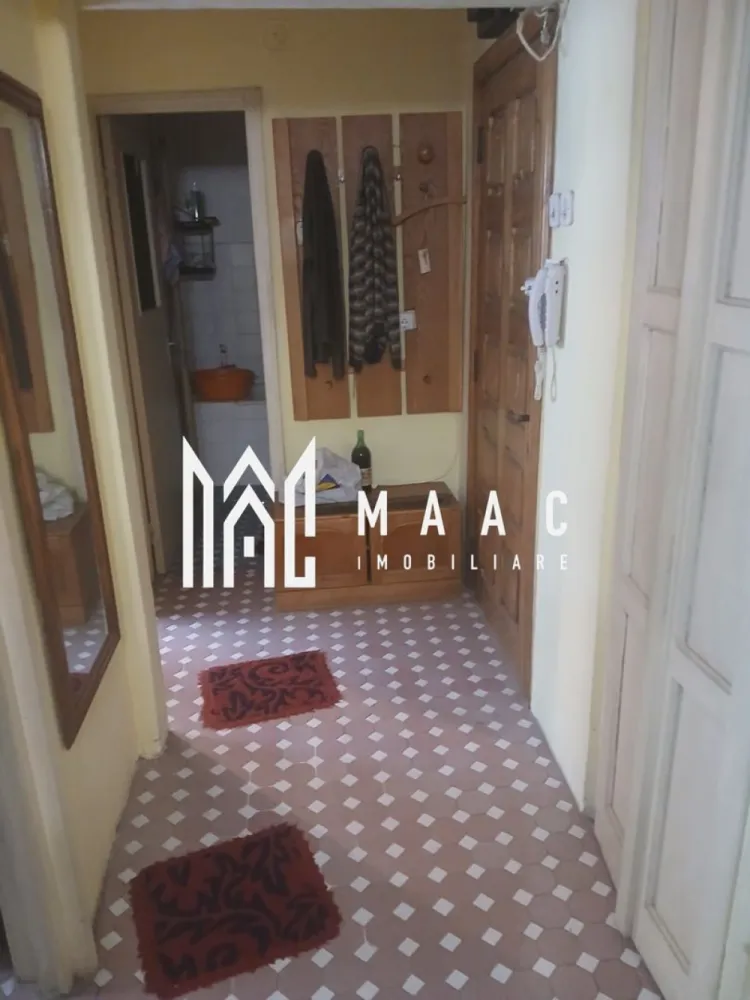 Apartament 2 camere | Etaj 1 | 40.2mp | - MAAC Imobiliare vă propune spre vânzare un apartament cu 2 camere, situat în Râmnicu Vâlcea, într-un bloc construit în anul 1983, amplasat într-o zonă liniștită și bine conectată la principalele puncte de interes ale orașului. Proprietatea reprezintă o oportunitate excelentă pentru cei care își doresc să amenajeze locuința după propriul gust sau pentru investiție.
Apartamentul nu a fost locuit de aproximativ 20 de ani și necesită renovare completă, oferind însă un potențial foarte bun datorită compartimentării practice și poziționării avantajoase.
Caracteristici:
Apartament cu 2 camere
Suprafață utilă de 40,2 mp
Etaj 1 din 4
Bloc construit în 1983
Compartimentare practică
Balcon
Ideal pentru renovare și personalizare
Potrivit pentru locuit sau investiție
Compartimentare:
Living
Dormitor
Bucătărie
Baie
Hol
Balcon
Avantaje:
Etaj intermediar
Zonă liniștită și accesibilă
Aproape de magazine, școli și mijloace de transport
Posibilitate de amenajare modernă
Ideal pentru investiție sau locuință personală
Preț atractiv pentru zonă și potențial
Preț: 55.000 Euro
Pentru mai multe informații și programarea unei vizionări, echipa MAAC Imobiliare vă stă la dispoziție. ID 3111608
