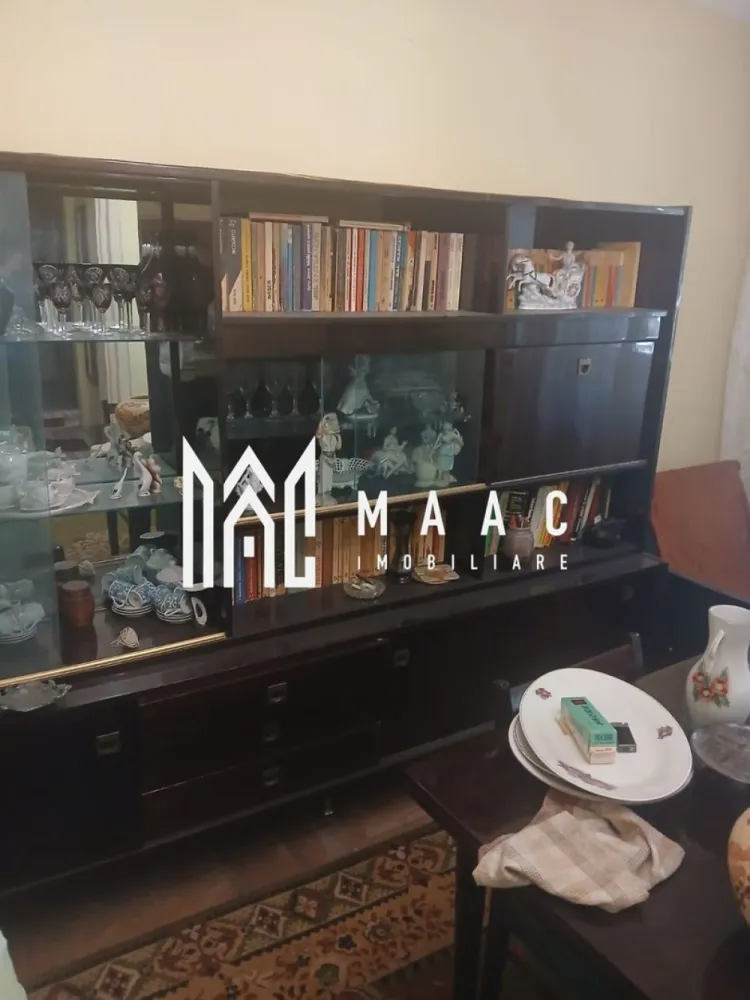 Apartament 2 camere | Etaj 1 | 40.2mp | - MAAC Imobiliare vă propune spre vânzare un apartament cu 2 camere, situat în Râmnicu Vâlcea, într-un bloc construit în anul 1983, amplasat într-o zonă liniștită și bine conectată la principalele puncte de interes ale orașului. Proprietatea reprezintă o oportunitate excelentă pentru cei care își doresc să amenajeze locuința după propriul gust sau pentru investiție.
Apartamentul nu a fost locuit de aproximativ 20 de ani și necesită renovare completă, oferind însă un potențial foarte bun datorită compartimentării practice și poziționării avantajoase.
Caracteristici:
Apartament cu 2 camere
Suprafață utilă de 40,2 mp
Etaj 1 din 4
Bloc construit în 1983
Compartimentare practică
Balcon
Ideal pentru renovare și personalizare
Potrivit pentru locuit sau investiție
Compartimentare:
Living
Dormitor
Bucătărie
Baie
Hol
Balcon
Avantaje:
Etaj intermediar
Zonă liniștită și accesibilă
Aproape de magazine, școli și mijloace de transport
Posibilitate de amenajare modernă
Ideal pentru investiție sau locuință personală
Preț atractiv pentru zonă și potențial
Preț: 55.000 Euro
Pentru mai multe informații și programarea unei vizionări, echipa MAAC Imobiliare vă stă la dispoziție. ID 3111608