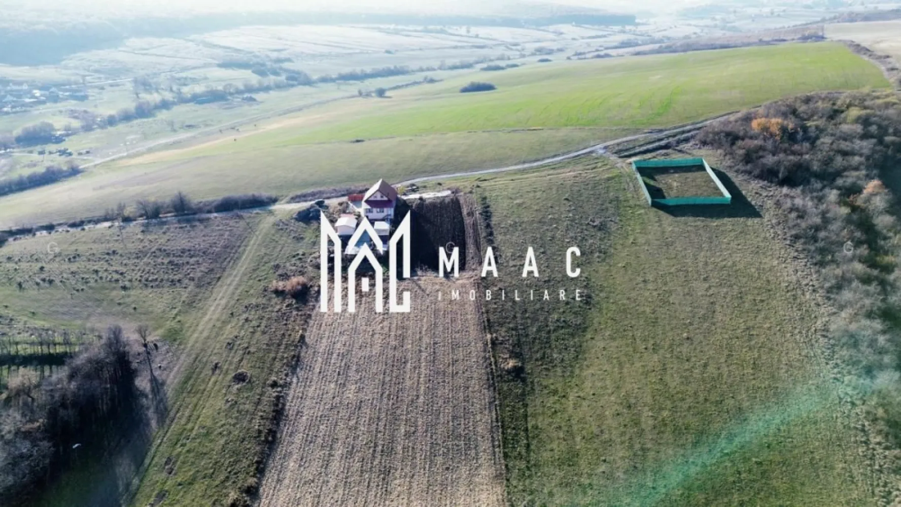 Teren | 651MP | Extravilan | Rusciori - MAAC Imobiliare vă propune spre achiziție un teren situat în localitatea Rusciori, o zonă aflată în plină expansiune, situată la o distanță de doar 10 minute de Sibiu. Această proprietate reprezintă o opțiune strategică atât pentru investiție pe termen mediu și lung, cât și pentru dezvoltări individuale cu caracter recreativ. LOCALIZARE ȘI ACCESIBILITATE Terenul este poziționat în imediata proximitate a vetrei satului Rusciori, beneficiind de un acces facil către rețeaua rutieră principală. Amplasarea oferă echilibrul ideal între liniștea specifică zonelor rurale și conectivitatea rapidă cu polul de business și servicii al Sibiului. DETALII TEHNICE ȘI CONFIGURAȚIE Proprietatea este disponibilă sub formă de 4 parcele distincte, oferind flexibilitate în alegerea suprafeței dorite: Suprafețe disponibile: Între 614 mp și 651 mp. Front stradal: 29,85 metri liniari (pentru parcela de 651 mp), asigurând o deschidere generoasă și multiple variante de sistematizare. Categorie de folosință: Extravilan, arabil. Utilități: Posibilitate de racordare la rețelele de utilități publice existente în localitatea Rusciori. ANALIZA POTENȚIALULUI URBANISTIC În prezent, terenul se pretează pentru destinații diverse: Agrement și Relaxare: Configurația și amplasamentul sunt ideale pentru amenajarea unei grădini, a unei livezi sau a unui spațiu de recreere privat. Investiție Rezidențială: Există potențialul tehnic de inițiere a unui Plan Urbanistic Zonal (PUZ) pentru introducerea terenului în intravilan, permițând ulterior construcția de locuințe sau case de vacanță. Activități Agricole: Solul este pretabil pentru culturi de nișă sau pomicultură. Pentru informații suplimentare, consultanță sau programarea unei vizionări, vă invităm să contactați specificând ID: CP2730499 }}